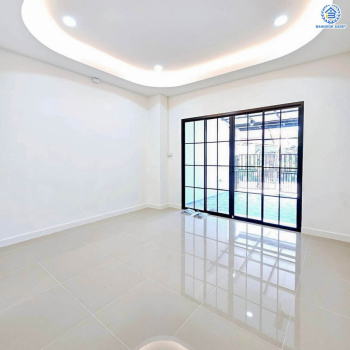 *****ทาวน์เฮ้าส์มือสองนนทบุรี โครงการ ยูงทองธานี แจ้งวัฒนะ เนื้อที่กว้างมากถึง 14 ตร.ว. พื้นที่ใช้สอย 90 ตร.ม. ฟังก์ชัน 2 ห้องนอน 2 ห้องน้ำ 1 ที่จอดรถ บนทำเลแห่งการเดินทาง เชื่อมต่อถนนแจ้งวัฒนะ, ถนนติวานนท์ ใกล้รถไฟฟ้าสายสีชมพู "สถานีแจ้งวัฒนะ-ปากเกร็ด28"