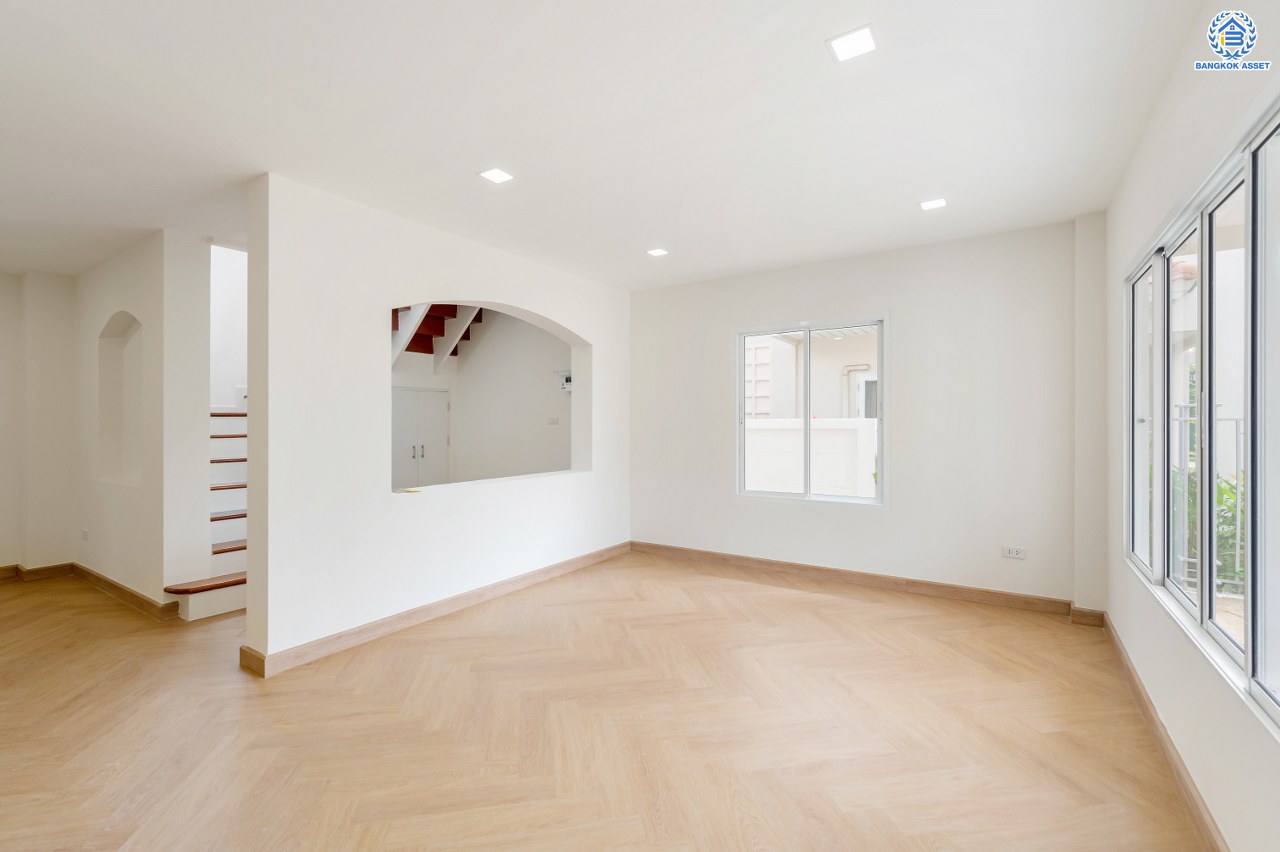 บ้านมือสองตกแต่งใหม่ จาก Property Perfect โครงการ เพอร์เฟคเพลส ไทรม้า บนเนื้อที่กว่า 59.8 ตร.ว. พื้นที่ใช้สอย 188.2 ตร.ม. พร้อมฟังก์ชัน 3 ห้องนอน 3 ห้องน้ำ 1 ห้องอเนกประสงค์ชั้นล่าง จอดรถได้ 2 คัน ทำเลเชื่อมต่อได้หลายเส้นทาง ทั้งถนนรัตนาธิเบศร์ ถนนราชพฤกษ์ รถไฟฟ้าสายสีม่วง "สถานีบางรักน้อยท่าอิฐ" และทางด่วน "งามวงศ์วาน"