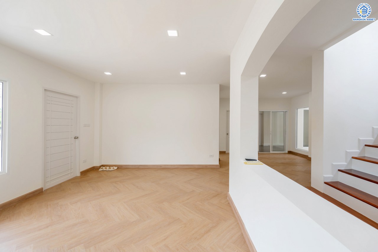 บ้านมือสองตกแต่งใหม่ จาก Property Perfect โครงการ เพอร์เฟคเพลส ไทรม้า บนเนื้อที่กว่า 59.8 ตร.ว. พื้นที่ใช้สอย 188.2 ตร.ม. พร้อมฟังก์ชัน 3 ห้องนอน 3 ห้องน้ำ 1 ห้องอเนกประสงค์ชั้นล่าง จอดรถได้ 2 คัน ทำเลเชื่อมต่อได้หลายเส้นทาง ทั้งถนนรัตนาธิเบศร์ ถนนราชพฤกษ์ รถไฟฟ้าสายสีม่วง "สถานีบางรักน้อยท่าอิฐ" และทางด่วน "งามวงศ์วาน"