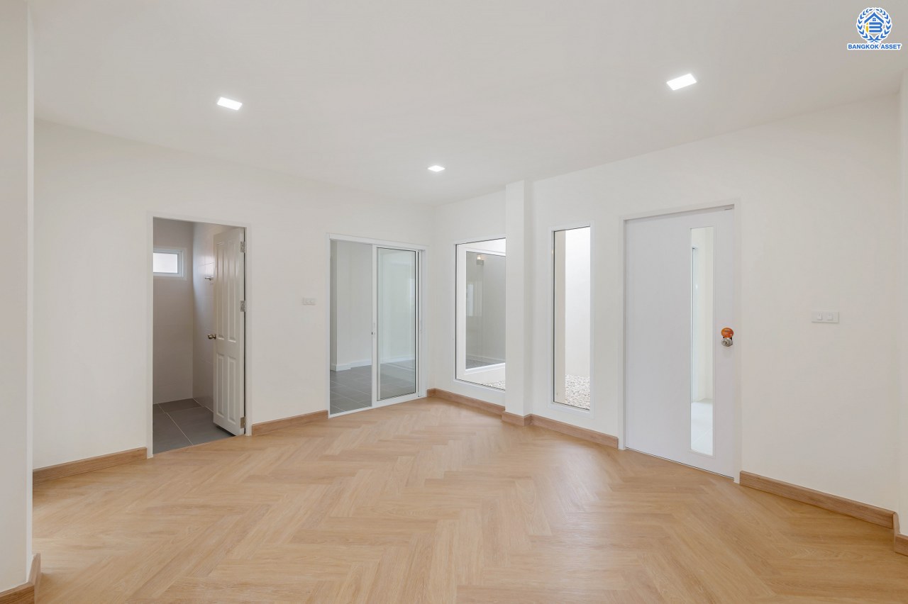 บ้านมือสองตกแต่งใหม่ จาก Property Perfect โครงการ เพอร์เฟคเพลส ไทรม้า บนเนื้อที่กว่า 59.8 ตร.ว. พื้นที่ใช้สอย 188.2 ตร.ม. พร้อมฟังก์ชัน 3 ห้องนอน 3 ห้องน้ำ 1 ห้องอเนกประสงค์ชั้นล่าง จอดรถได้ 2 คัน ทำเลเชื่อมต่อได้หลายเส้นทาง ทั้งถนนรัตนาธิเบศร์ ถนนราชพฤกษ์ รถไฟฟ้าสายสีม่วง "สถานีบางรักน้อยท่าอิฐ" และทางด่วน "งามวงศ์วาน"