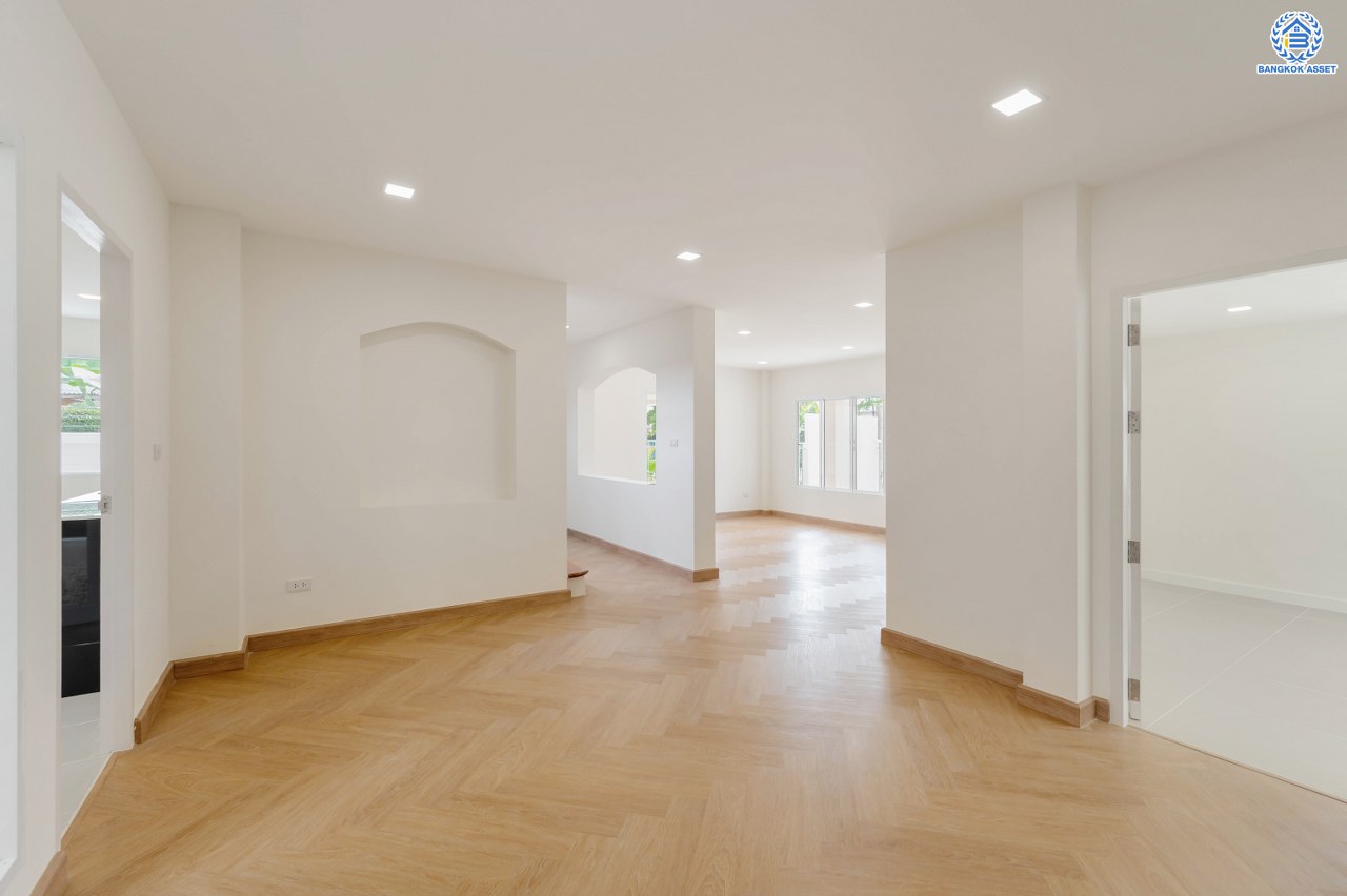 บ้านมือสองตกแต่งใหม่ จาก Property Perfect โครงการ เพอร์เฟคเพลส ไทรม้า บนเนื้อที่กว่า 59.8 ตร.ว. พื้นที่ใช้สอย 188.2 ตร.ม. พร้อมฟังก์ชัน 3 ห้องนอน 3 ห้องน้ำ 1 ห้องอเนกประสงค์ชั้นล่าง จอดรถได้ 2 คัน ทำเลเชื่อมต่อได้หลายเส้นทาง ทั้งถนนรัตนาธิเบศร์ ถนนราชพฤกษ์ รถไฟฟ้าสายสีม่วง "สถานีบางรักน้อยท่าอิฐ" และทางด่วน "งามวงศ์วาน"