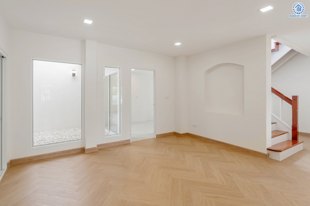 บ้านมือสองตกแต่งใหม่ จาก Property Perfect โครงการ เพอร์เฟคเพลส ไทรม้า บนเนื้อที่กว่า 59.8 ตร.ว. พื้นที่ใช้สอย 188.2 ตร.ม. พร้อมฟังก์ชัน 3 ห้องนอน 3 ห้องน้ำ 1 ห้องอเนกประสงค์ชั้นล่าง จอดรถได้ 2 คัน ทำเลเชื่อมต่อได้หลายเส้นทาง ทั้งถนนรัตนาธิเบศร์ ถนนราชพฤกษ์ รถไฟฟ้าสายสีม่วง "สถานีบางรักน้อยท่าอิฐ" และทางด่วน "งามวงศ์วาน"