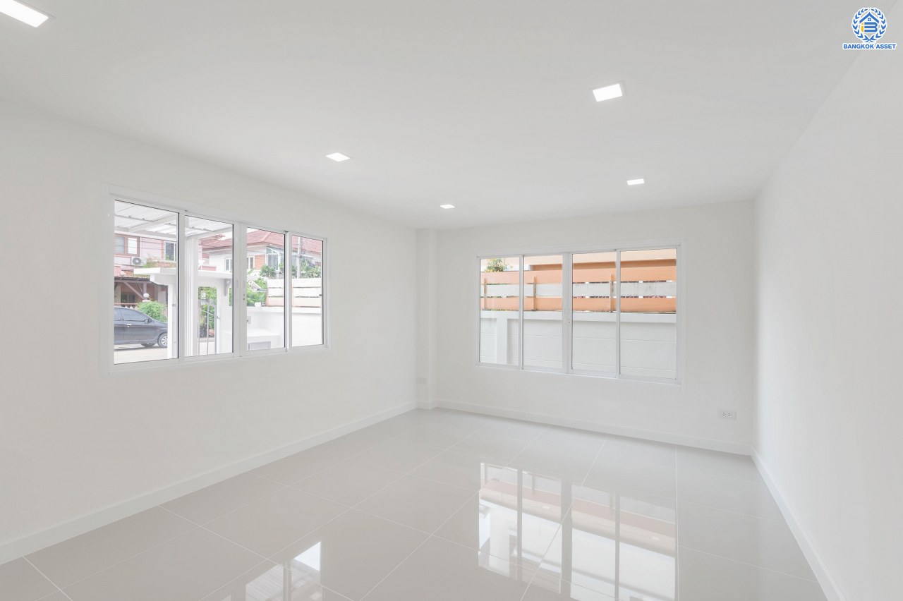 บ้านมือสองตกแต่งใหม่ จาก Property Perfect โครงการ เพอร์เฟคเพลส ไทรม้า บนเนื้อที่กว่า 59.8 ตร.ว. พื้นที่ใช้สอย 188.2 ตร.ม. พร้อมฟังก์ชัน 3 ห้องนอน 3 ห้องน้ำ 1 ห้องอเนกประสงค์ชั้นล่าง จอดรถได้ 2 คัน ทำเลเชื่อมต่อได้หลายเส้นทาง ทั้งถนนรัตนาธิเบศร์ ถนนราชพฤกษ์ รถไฟฟ้าสายสีม่วง "สถานีบางรักน้อยท่าอิฐ" และทางด่วน "งามวงศ์วาน"