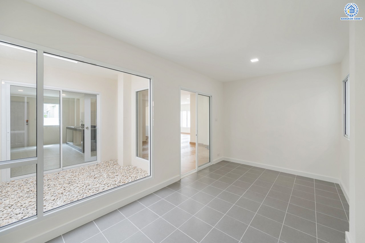 บ้านมือสองตกแต่งใหม่ จาก Property Perfect โครงการ เพอร์เฟคเพลส ไทรม้า บนเนื้อที่กว่า 59.8 ตร.ว. พื้นที่ใช้สอย 188.2 ตร.ม. พร้อมฟังก์ชัน 3 ห้องนอน 3 ห้องน้ำ 1 ห้องอเนกประสงค์ชั้นล่าง จอดรถได้ 2 คัน ทำเลเชื่อมต่อได้หลายเส้นทาง ทั้งถนนรัตนาธิเบศร์ ถนนราชพฤกษ์ รถไฟฟ้าสายสีม่วง "สถานีบางรักน้อยท่าอิฐ" และทางด่วน "งามวงศ์วาน"