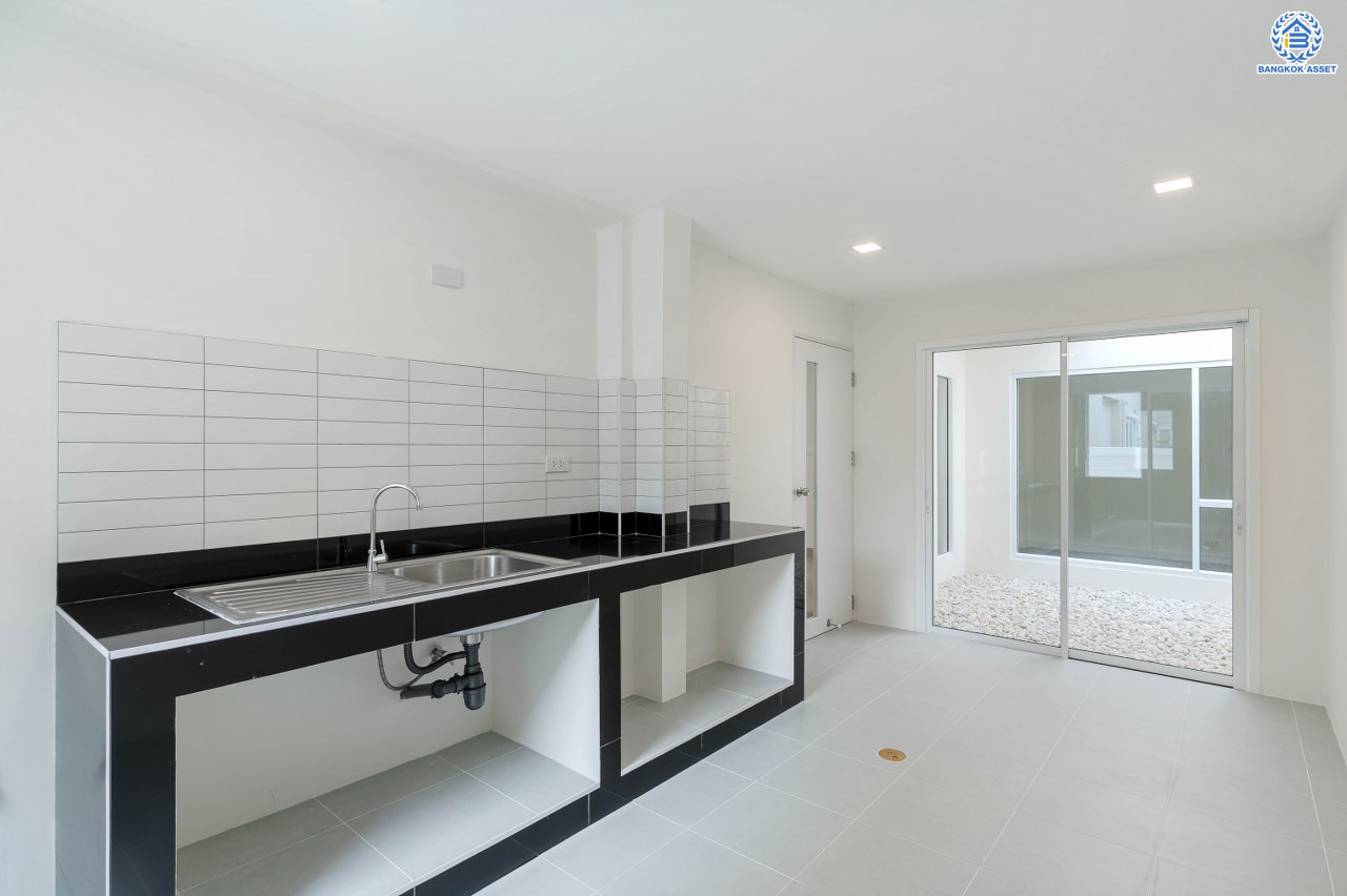 บ้านมือสองตกแต่งใหม่ จาก Property Perfect โครงการ เพอร์เฟคเพลส ไทรม้า บนเนื้อที่กว่า 59.8 ตร.ว. พื้นที่ใช้สอย 188.2 ตร.ม. พร้อมฟังก์ชัน 3 ห้องนอน 3 ห้องน้ำ 1 ห้องอเนกประสงค์ชั้นล่าง จอดรถได้ 2 คัน ทำเลเชื่อมต่อได้หลายเส้นทาง ทั้งถนนรัตนาธิเบศร์ ถนนราชพฤกษ์ รถไฟฟ้าสายสีม่วง "สถานีบางรักน้อยท่าอิฐ" และทางด่วน "งามวงศ์วาน"