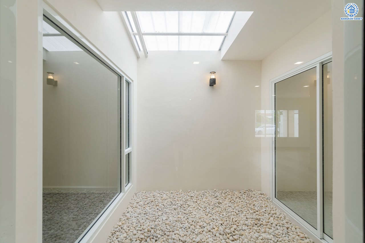 บ้านมือสองตกแต่งใหม่ จาก Property Perfect โครงการ เพอร์เฟคเพลส ไทรม้า บนเนื้อที่กว่า 59.8 ตร.ว. พื้นที่ใช้สอย 188.2 ตร.ม. พร้อมฟังก์ชัน 3 ห้องนอน 3 ห้องน้ำ 1 ห้องอเนกประสงค์ชั้นล่าง จอดรถได้ 2 คัน ทำเลเชื่อมต่อได้หลายเส้นทาง ทั้งถนนรัตนาธิเบศร์ ถนนราชพฤกษ์ รถไฟฟ้าสายสีม่วง "สถานีบางรักน้อยท่าอิฐ" และทางด่วน "งามวงศ์วาน"