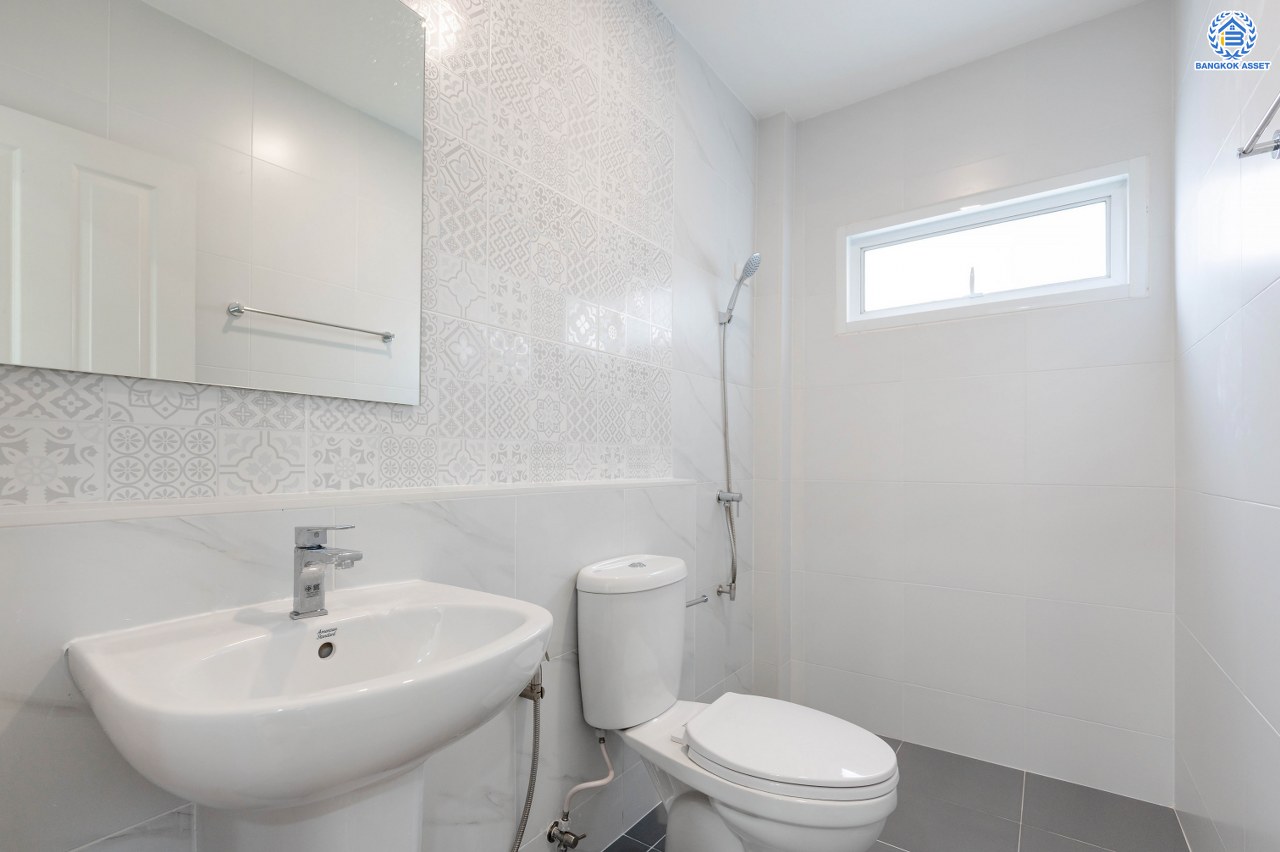 บ้านมือสองตกแต่งใหม่ จาก Property Perfect โครงการ เพอร์เฟคเพลส ไทรม้า บนเนื้อที่กว่า 59.8 ตร.ว. พื้นที่ใช้สอย 188.2 ตร.ม. พร้อมฟังก์ชัน 3 ห้องนอน 3 ห้องน้ำ 1 ห้องอเนกประสงค์ชั้นล่าง จอดรถได้ 2 คัน ทำเลเชื่อมต่อได้หลายเส้นทาง ทั้งถนนรัตนาธิเบศร์ ถนนราชพฤกษ์ รถไฟฟ้าสายสีม่วง "สถานีบางรักน้อยท่าอิฐ" และทางด่วน "งามวงศ์วาน"