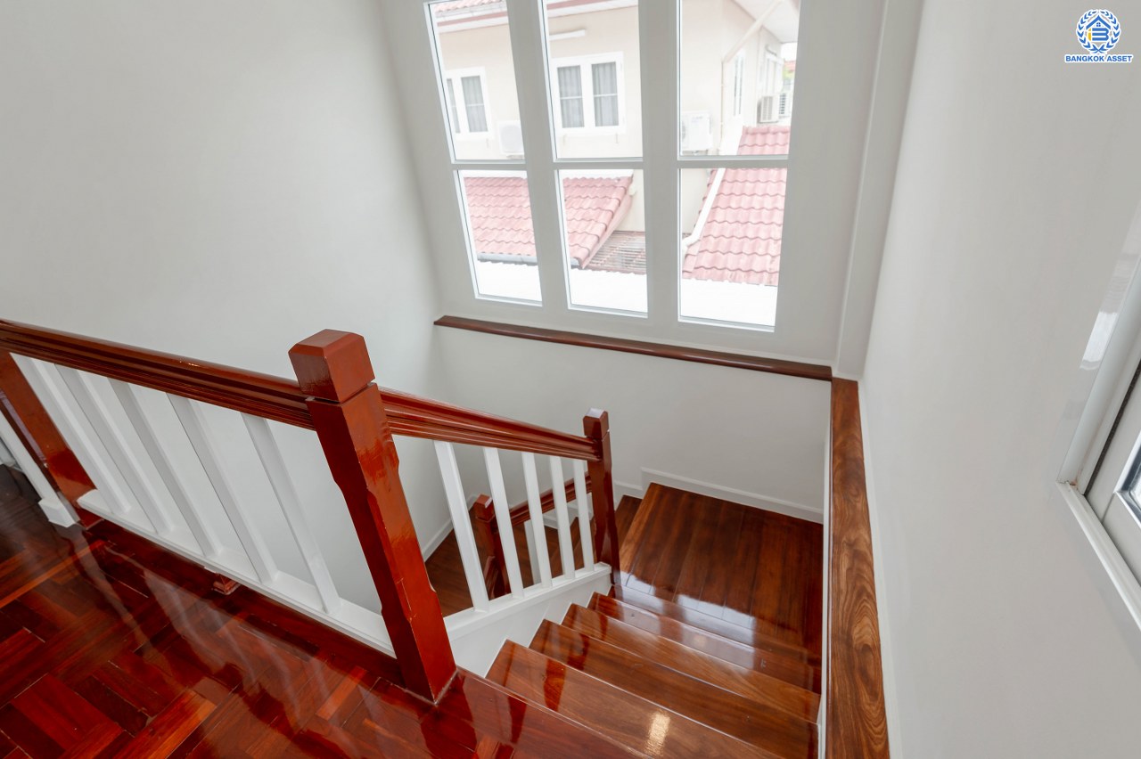 บ้านมือสองตกแต่งใหม่ จาก Property Perfect โครงการ เพอร์เฟคเพลส ไทรม้า บนเนื้อที่กว่า 59.8 ตร.ว. พื้นที่ใช้สอย 188.2 ตร.ม. พร้อมฟังก์ชัน 3 ห้องนอน 3 ห้องน้ำ 1 ห้องอเนกประสงค์ชั้นล่าง จอดรถได้ 2 คัน ทำเลเชื่อมต่อได้หลายเส้นทาง ทั้งถนนรัตนาธิเบศร์ ถนนราชพฤกษ์ รถไฟฟ้าสายสีม่วง "สถานีบางรักน้อยท่าอิฐ" และทางด่วน "งามวงศ์วาน"