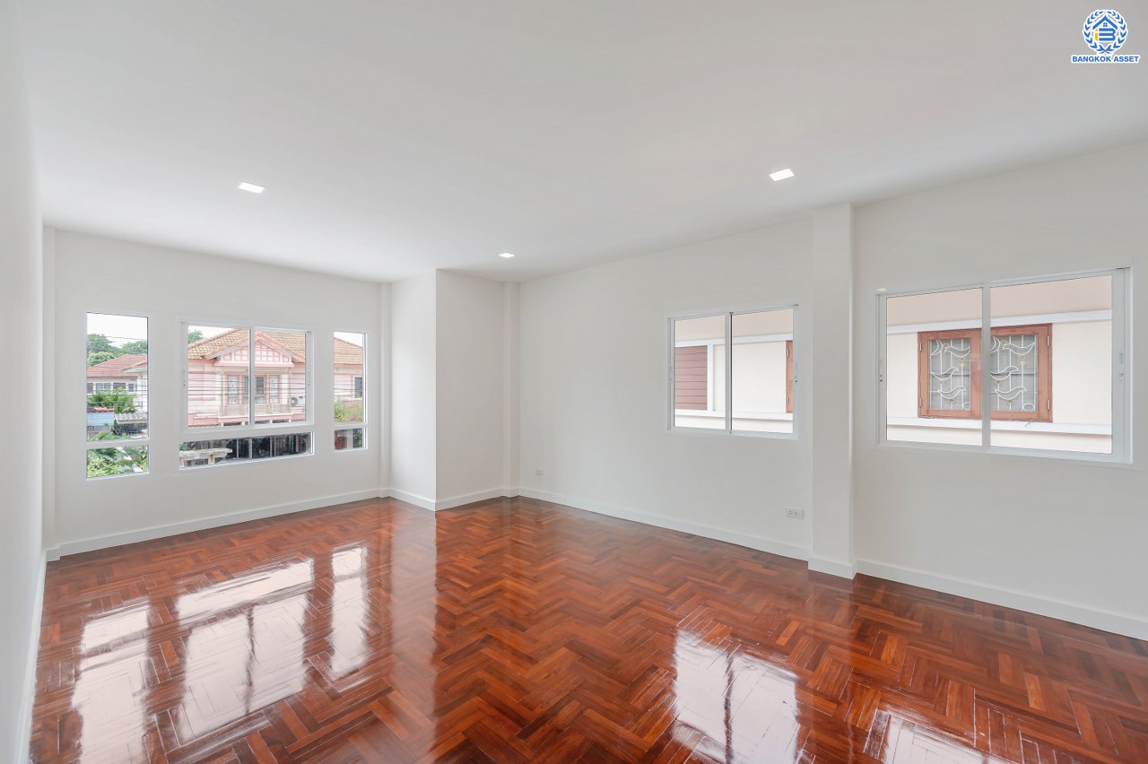 บ้านมือสองตกแต่งใหม่ จาก Property Perfect โครงการ เพอร์เฟคเพลส ไทรม้า บนเนื้อที่กว่า 59.8 ตร.ว. พื้นที่ใช้สอย 188.2 ตร.ม. พร้อมฟังก์ชัน 3 ห้องนอน 3 ห้องน้ำ 1 ห้องอเนกประสงค์ชั้นล่าง จอดรถได้ 2 คัน ทำเลเชื่อมต่อได้หลายเส้นทาง ทั้งถนนรัตนาธิเบศร์ ถนนราชพฤกษ์ รถไฟฟ้าสายสีม่วง "สถานีบางรักน้อยท่าอิฐ" และทางด่วน "งามวงศ์วาน"