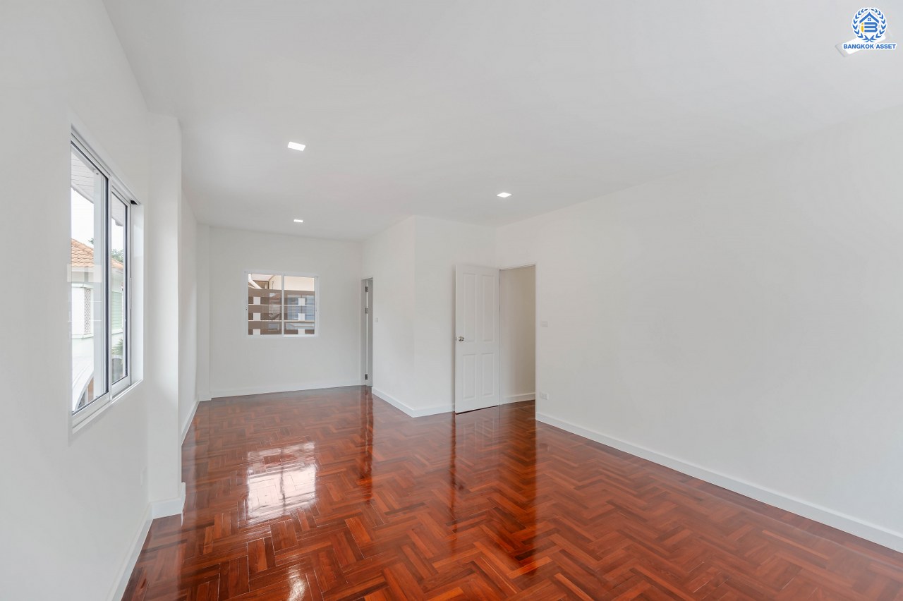 บ้านมือสองตกแต่งใหม่ จาก Property Perfect โครงการ เพอร์เฟคเพลส ไทรม้า บนเนื้อที่กว่า 59.8 ตร.ว. พื้นที่ใช้สอย 188.2 ตร.ม. พร้อมฟังก์ชัน 3 ห้องนอน 3 ห้องน้ำ 1 ห้องอเนกประสงค์ชั้นล่าง จอดรถได้ 2 คัน ทำเลเชื่อมต่อได้หลายเส้นทาง ทั้งถนนรัตนาธิเบศร์ ถนนราชพฤกษ์ รถไฟฟ้าสายสีม่วง "สถานีบางรักน้อยท่าอิฐ" และทางด่วน "งามวงศ์วาน"