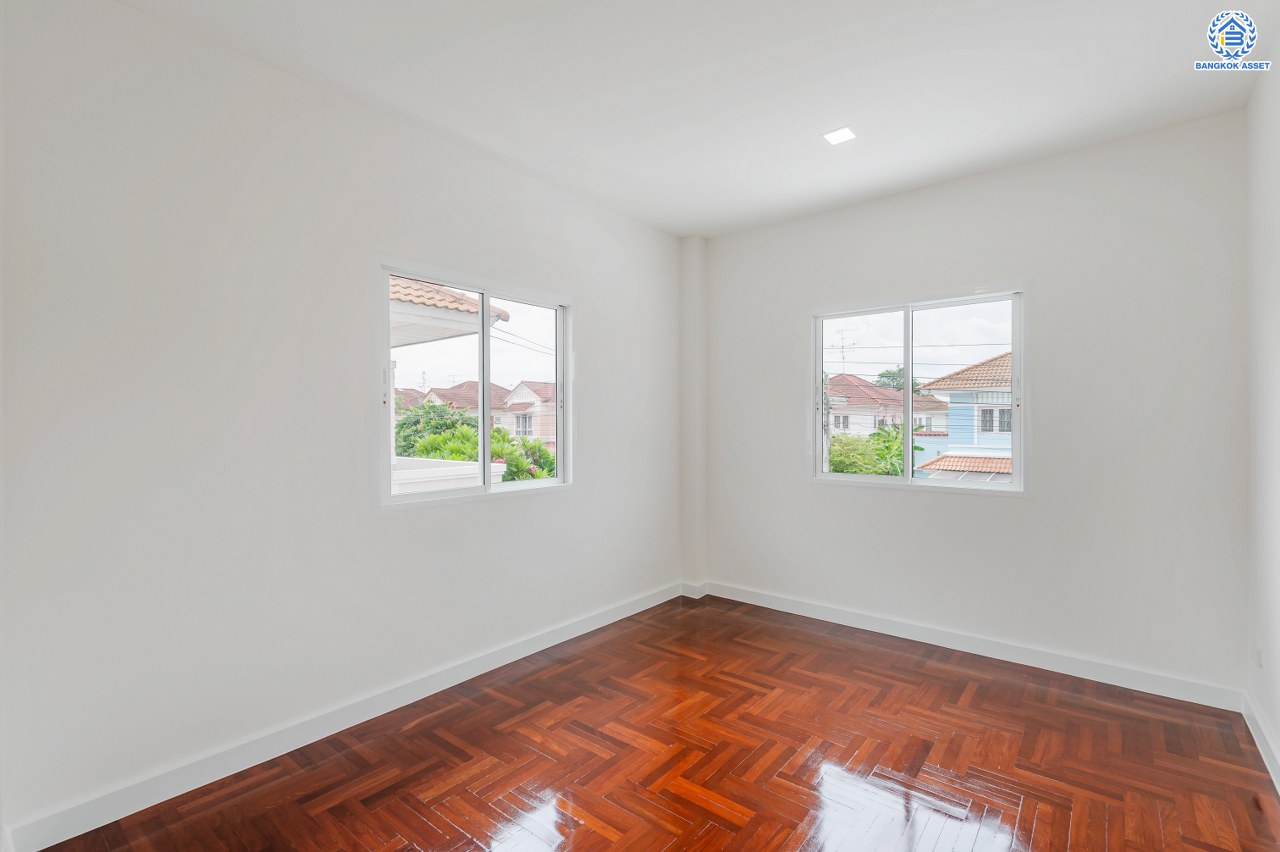 บ้านมือสองตกแต่งใหม่ จาก Property Perfect โครงการ เพอร์เฟคเพลส ไทรม้า บนเนื้อที่กว่า 59.8 ตร.ว. พื้นที่ใช้สอย 188.2 ตร.ม. พร้อมฟังก์ชัน 3 ห้องนอน 3 ห้องน้ำ 1 ห้องอเนกประสงค์ชั้นล่าง จอดรถได้ 2 คัน ทำเลเชื่อมต่อได้หลายเส้นทาง ทั้งถนนรัตนาธิเบศร์ ถนนราชพฤกษ์ รถไฟฟ้าสายสีม่วง "สถานีบางรักน้อยท่าอิฐ" และทางด่วน "งามวงศ์วาน"