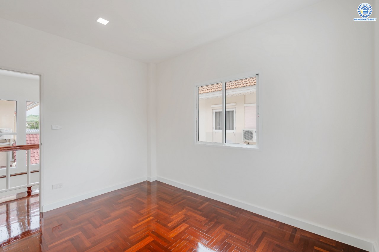 บ้านมือสองตกแต่งใหม่ จาก Property Perfect โครงการ เพอร์เฟคเพลส ไทรม้า บนเนื้อที่กว่า 59.8 ตร.ว. พื้นที่ใช้สอย 188.2 ตร.ม. พร้อมฟังก์ชัน 3 ห้องนอน 3 ห้องน้ำ 1 ห้องอเนกประสงค์ชั้นล่าง จอดรถได้ 2 คัน ทำเลเชื่อมต่อได้หลายเส้นทาง ทั้งถนนรัตนาธิเบศร์ ถนนราชพฤกษ์ รถไฟฟ้าสายสีม่วง "สถานีบางรักน้อยท่าอิฐ" และทางด่วน "งามวงศ์วาน"