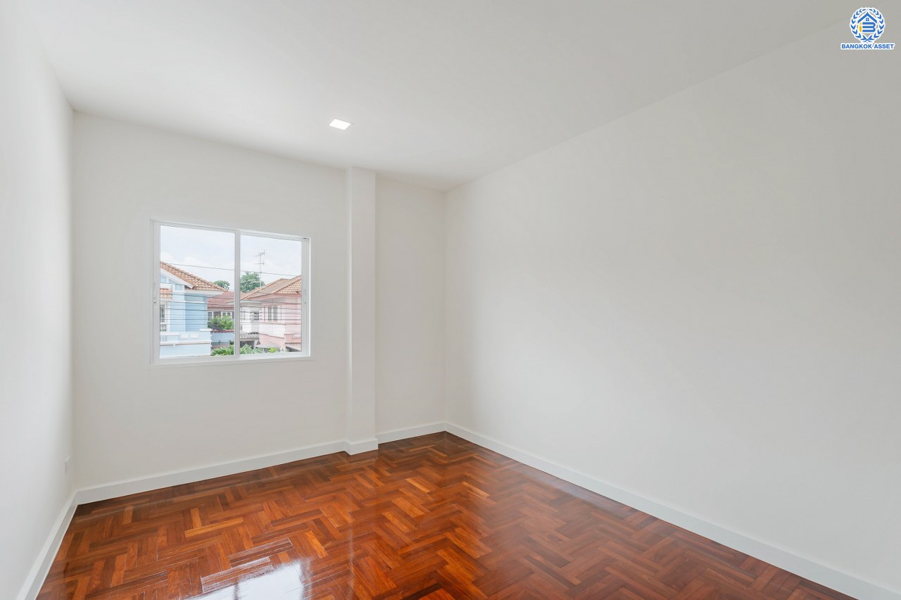 บ้านมือสองตกแต่งใหม่ จาก Property Perfect โครงการ เพอร์เฟคเพลส ไทรม้า บนเนื้อที่กว่า 59.8 ตร.ว. พื้นที่ใช้สอย 188.2 ตร.ม. พร้อมฟังก์ชัน 3 ห้องนอน 3 ห้องน้ำ 1 ห้องอเนกประสงค์ชั้นล่าง จอดรถได้ 2 คัน ทำเลเชื่อมต่อได้หลายเส้นทาง ทั้งถนนรัตนาธิเบศร์ ถนนราชพฤกษ์ รถไฟฟ้าสายสีม่วง "สถานีบางรักน้อยท่าอิฐ" และทางด่วน "งามวงศ์วาน"