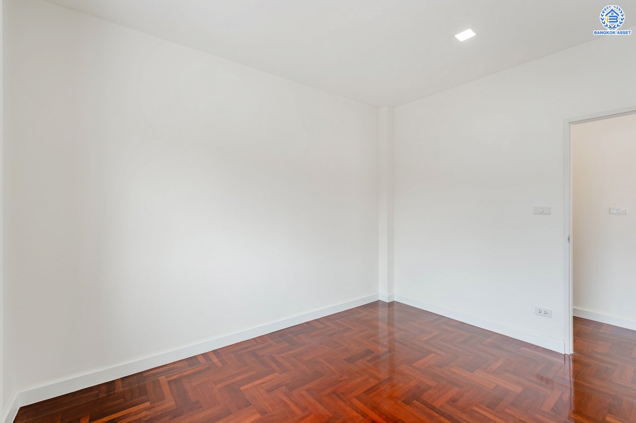 บ้านมือสองตกแต่งใหม่ จาก Property Perfect โครงการ เพอร์เฟคเพลส ไทรม้า บนเนื้อที่กว่า 59.8 ตร.ว. พื้นที่ใช้สอย 188.2 ตร.ม. พร้อมฟังก์ชัน 3 ห้องนอน 3 ห้องน้ำ 1 ห้องอเนกประสงค์ชั้นล่าง จอดรถได้ 2 คัน ทำเลเชื่อมต่อได้หลายเส้นทาง ทั้งถนนรัตนาธิเบศร์ ถนนราชพฤกษ์ รถไฟฟ้าสายสีม่วง "สถานีบางรักน้อยท่าอิฐ" และทางด่วน "งามวงศ์วาน"