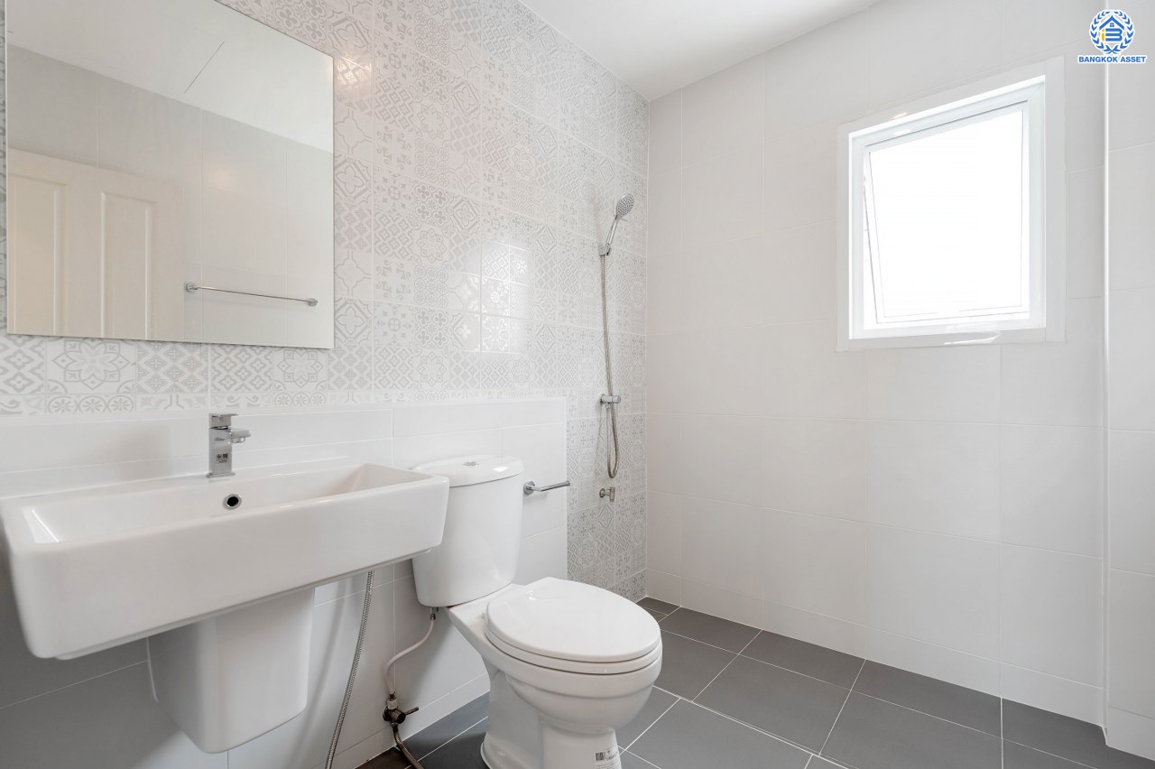 บ้านมือสองตกแต่งใหม่ จาก Property Perfect โครงการ เพอร์เฟคเพลส ไทรม้า บนเนื้อที่กว่า 59.8 ตร.ว. พื้นที่ใช้สอย 188.2 ตร.ม. พร้อมฟังก์ชัน 3 ห้องนอน 3 ห้องน้ำ 1 ห้องอเนกประสงค์ชั้นล่าง จอดรถได้ 2 คัน ทำเลเชื่อมต่อได้หลายเส้นทาง ทั้งถนนรัตนาธิเบศร์ ถนนราชพฤกษ์ รถไฟฟ้าสายสีม่วง "สถานีบางรักน้อยท่าอิฐ" และทางด่วน "งามวงศ์วาน"