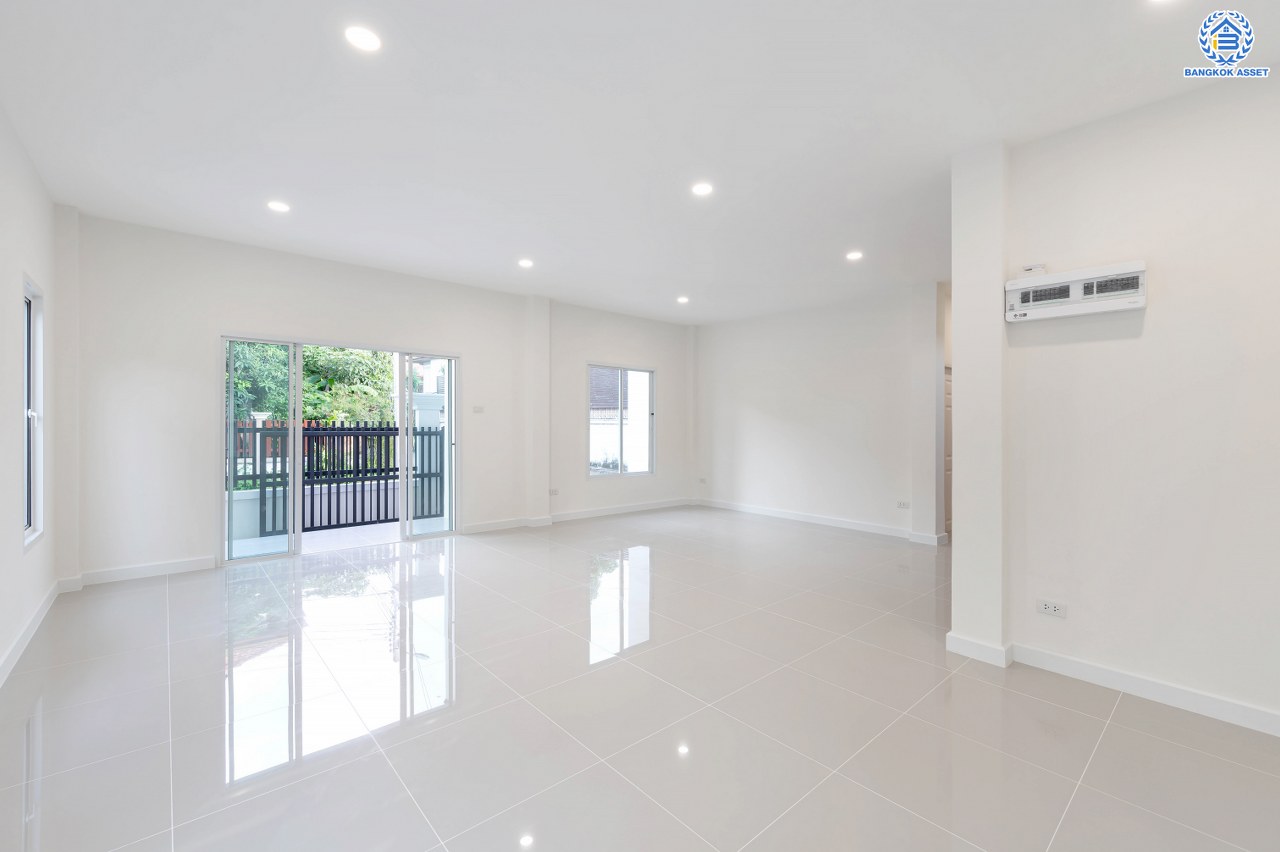 บ้านมือสองตกแต่งใหม่ โครงการ นนทรี5 พระราม5 หลังริม เนื้อที่ 51.60 ตร.ว. พื้นที่ใช้สอยกว้างถึง 253.25 ตร.ม. ฟังก์ชัน 3 ห้องนอน 3 ห้องน้ำ จอดรถได้ 2 คัน บนสุดยอดทำเล! ใกล้รถไฟฟ้า "สถานีแยกติวานนท์" และทางด่วน"ศรีรัช" ขับรถเพียง 5 นาที ก็ถึงวงเวียนพระราม5 ที่เชื่อมต่ออีกหลายหลายเส้นทางได้อย่างรวดเร็ว