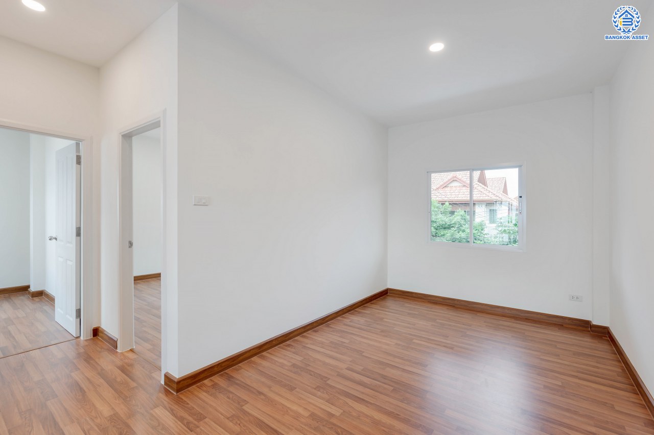 บ้านมือสองตกแต่งใหม่ โครงการ นนทรี5 พระราม5 หลังริม เนื้อที่ 51.60 ตร.ว. พื้นที่ใช้สอยกว้างถึง 253.25 ตร.ม. ฟังก์ชัน 3 ห้องนอน 3 ห้องน้ำ จอดรถได้ 2 คัน บนสุดยอดทำเล! ใกล้รถไฟฟ้า "สถานีแยกติวานนท์" และทางด่วน"ศรีรัช" ขับรถเพียง 5 นาที ก็ถึงวงเวียนพระราม5 ที่เชื่อมต่ออีกหลายหลายเส้นทางได้อย่างรวดเร็ว