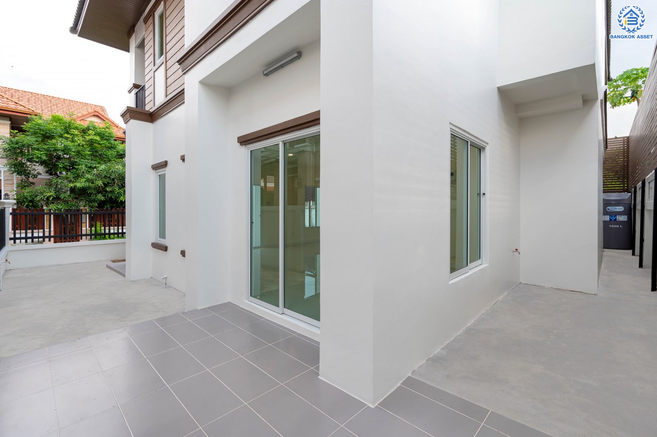 บ้านมือสองตกแต่งใหม่ โครงการ นนทรี5 พระราม5 หลังริม เนื้อที่ 51.60 ตร.ว. พื้นที่ใช้สอยกว้างถึง 253.25 ตร.ม. ฟังก์ชัน 3 ห้องนอน 3 ห้องน้ำ จอดรถได้ 2 คัน บนสุดยอดทำเล! ใกล้รถไฟฟ้า "สถานีแยกติวานนท์" และทางด่วน"ศรีรัช" ขับรถเพียง 5 นาที ก็ถึงวงเวียนพระราม5 ที่เชื่อมต่ออีกหลายหลายเส้นทางได้อย่างรวดเร็ว