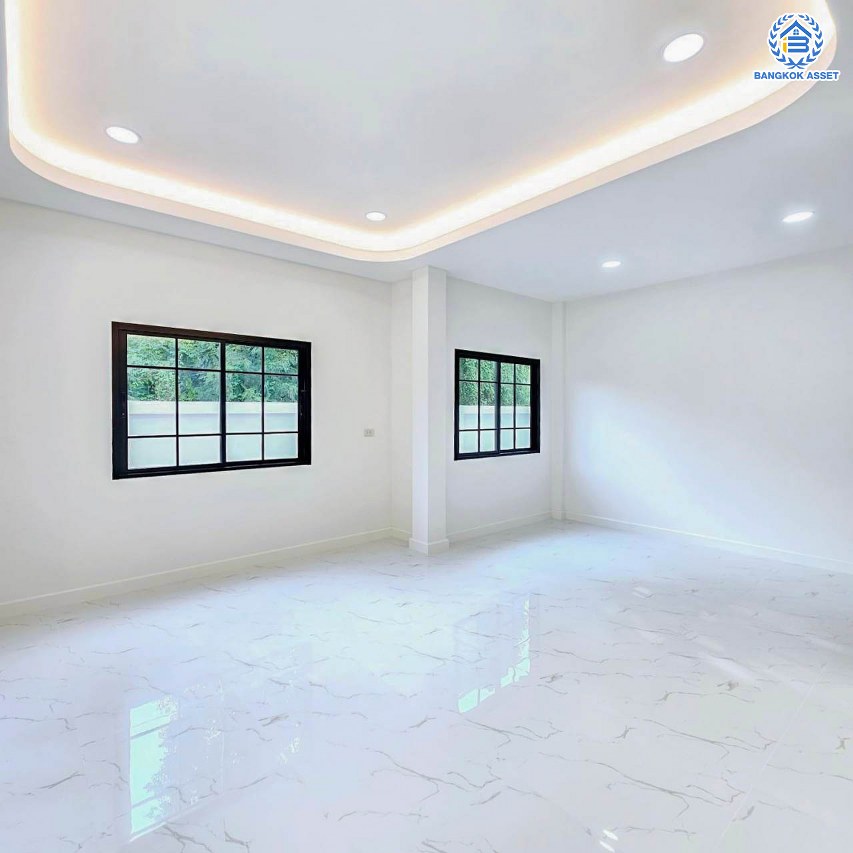 *****บ้านมือสองนนทบุรี โครงการ สายัณห์1 ประชาชื่น หลังริม เนื้อที่ 64.70 ตร.ว. พื้นที่ใช้สอย 96 ตร.ม. ฟังก์ชัน 4 ห้องนอน 5 ห้องน้ำ 4 ที่จอดรถ บ้านพร้อมอยู่ ทำเลดีเดินทางสะดวก เชื่อมต่อถนนติวานนท์, ถนนงามวงศ์วาน, ถนน ประชาชื่น ใกล้รถไฟฟ้าสายสีชมพู "สถานีสามัคคี" และใกล้ห้างสรรพสินค้า "เซ็นทรัลแจ้งวัฒนะ"