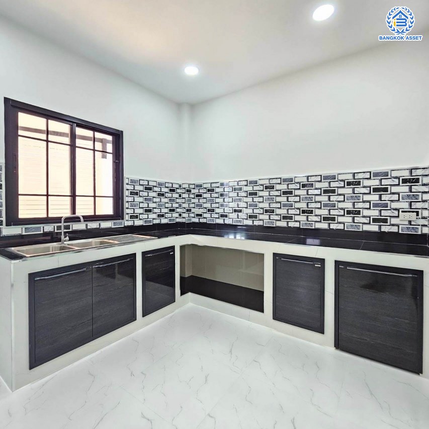 *****บ้านมือสองนนทบุรี โครงการ สายัณห์1 ประชาชื่น หลังริม เนื้อที่ 64.70 ตร.ว. พื้นที่ใช้สอย 96 ตร.ม. ฟังก์ชัน 4 ห้องนอน 5 ห้องน้ำ 4 ที่จอดรถ บ้านพร้อมอยู่ ทำเลดีเดินทางสะดวก เชื่อมต่อถนนติวานนท์, ถนนงามวงศ์วาน, ถนน ประชาชื่น ใกล้รถไฟฟ้าสายสีชมพู "สถานีสามัคคี" และใกล้ห้างสรรพสินค้า "เซ็นทรัลแจ้งวัฒนะ"