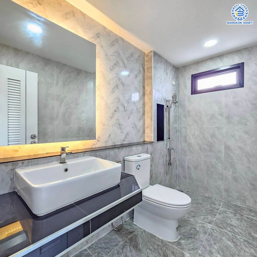 *****บ้านมือสองนนทบุรี โครงการ สายัณห์1 ประชาชื่น หลังริม เนื้อที่ 64.70 ตร.ว. พื้นที่ใช้สอย 96 ตร.ม. ฟังก์ชัน 4 ห้องนอน 5 ห้องน้ำ 4 ที่จอดรถ บ้านพร้อมอยู่ ทำเลดีเดินทางสะดวก เชื่อมต่อถนนติวานนท์, ถนนงามวงศ์วาน, ถนน ประชาชื่น ใกล้รถไฟฟ้าสายสีชมพู "สถานีสามัคคี" และใกล้ห้างสรรพสินค้า "เซ็นทรัลแจ้งวัฒนะ"