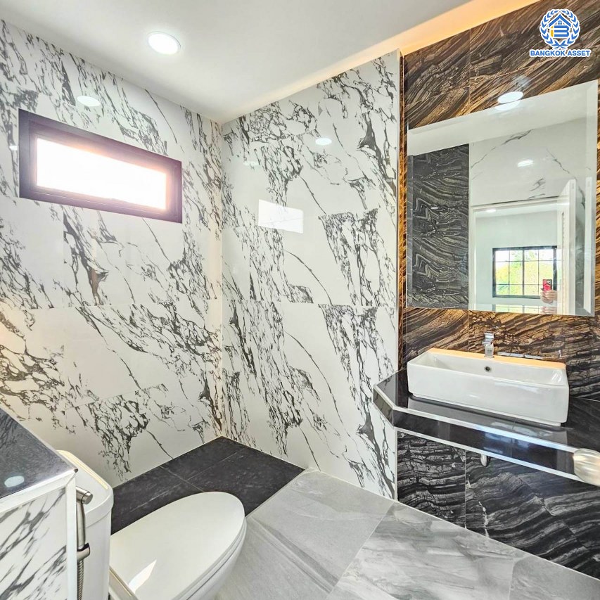 *****บ้านมือสองนนทบุรี โครงการ สายัณห์1 ประชาชื่น หลังริม เนื้อที่ 64.70 ตร.ว. พื้นที่ใช้สอย 96 ตร.ม. ฟังก์ชัน 4 ห้องนอน 5 ห้องน้ำ 4 ที่จอดรถ บ้านพร้อมอยู่ ทำเลดีเดินทางสะดวก เชื่อมต่อถนนติวานนท์, ถนนงามวงศ์วาน, ถนน ประชาชื่น ใกล้รถไฟฟ้าสายสีชมพู "สถานีสามัคคี" และใกล้ห้างสรรพสินค้า "เซ็นทรัลแจ้งวัฒนะ"