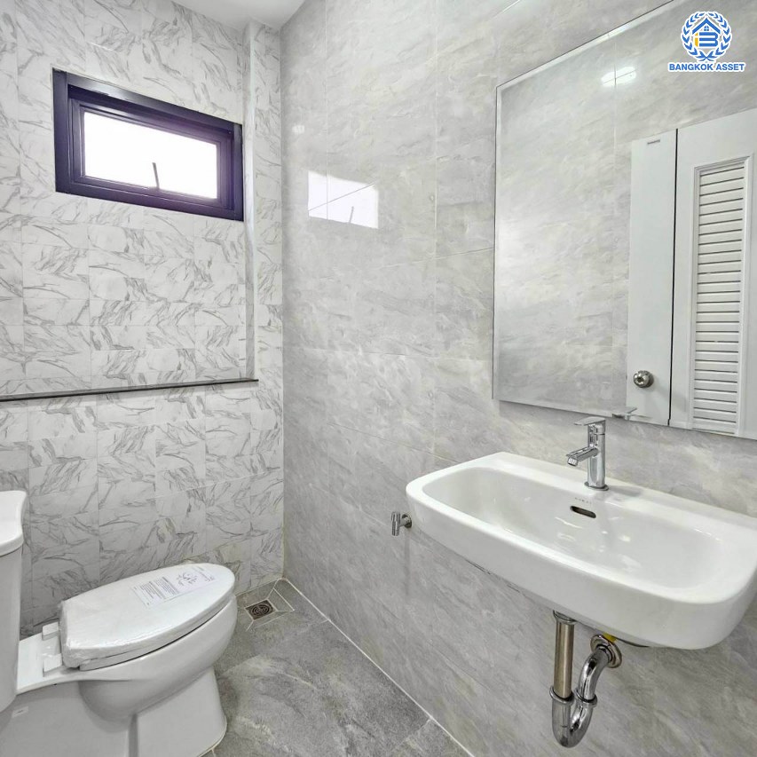 *****บ้านมือสองนนทบุรี โครงการ สายัณห์1 ประชาชื่น หลังริม เนื้อที่ 64.70 ตร.ว. พื้นที่ใช้สอย 96 ตร.ม. ฟังก์ชัน 4 ห้องนอน 5 ห้องน้ำ 4 ที่จอดรถ บ้านพร้อมอยู่ ทำเลดีเดินทางสะดวก เชื่อมต่อถนนติวานนท์, ถนนงามวงศ์วาน, ถนน ประชาชื่น ใกล้รถไฟฟ้าสายสีชมพู "สถานีสามัคคี" และใกล้ห้างสรรพสินค้า "เซ็นทรัลแจ้งวัฒนะ"