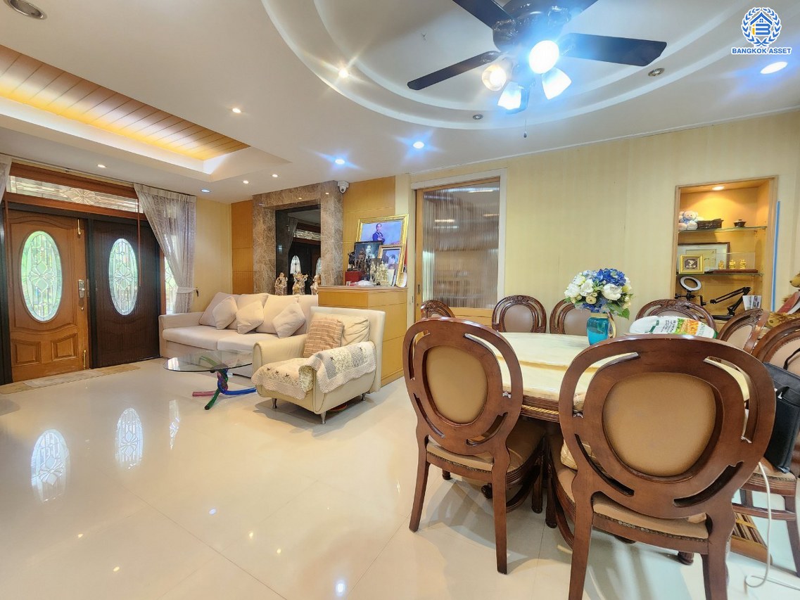 *****บ้านเดี่ยวมือสอง โครงการ ชวนชื่น รีเจ้นท์ ราชพฤกษ์ เนื้อที่ 103 ตร.ว. พื้นที่ใช้สอยกว้างขวาง 350 ตร.ม. ฟังก์ชัน 5 ห้องนอน 4 ห้องน้ำ 4 ที่จอดรถ โครงการบนทำเลศักยภาพ ที่เชื่อมต่อถนนบรมราชชนนี ถนนสิรินธร ถนนจรัญสนิทวงศ์ ใกล้รถไฟฟ้าสายสีน้ำเงิน "สถานีบางหว้า" และจุดขึ้นทางด่วน "ศรีรัช"