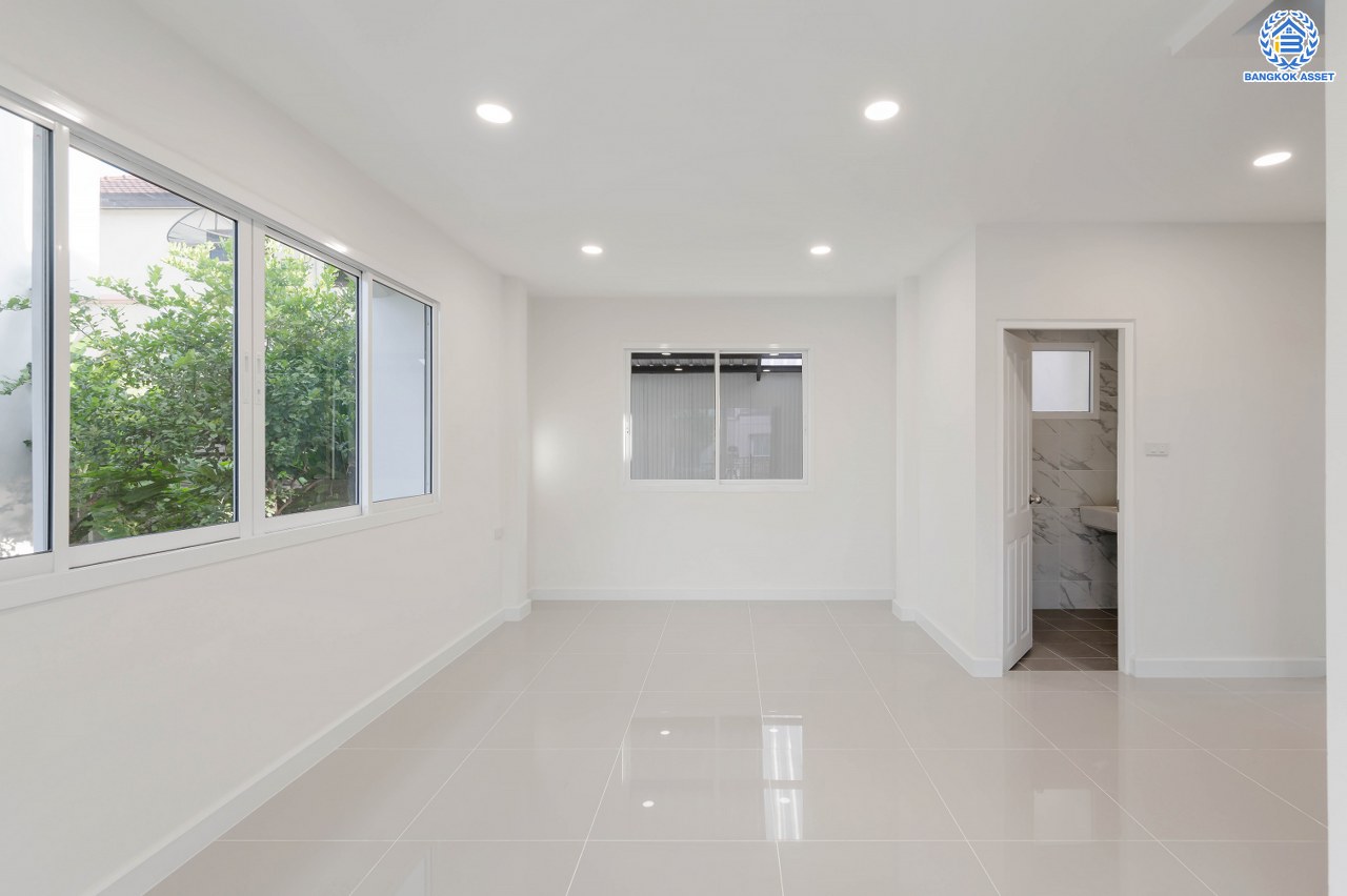 บ้านมือสองตกแต่งใหม่ แบรนด์ Q.House โครงการ วรารมย์ เพชรเกษม69 บนเนื้อที่ 59.9 ตร.ว. พื้นที่ใช้สอยกว้างถึง 196.05 ตร.ม. ฟังก์ชัน 3 ห้องนอน 2 ห้องน้ำ จอดรถได้ 2 คัน บนทำเลศักยภาพ เชื่อมต่อหลายเส้นทาง ใกล้โรงเรียนชั้นนำ กรพิทักษ์ศึกษา, สารสาสน์วิเทศบางบอน  และ รถไฟฟ้าสายสีน้ำเงิน "สถานีหลักสอง"