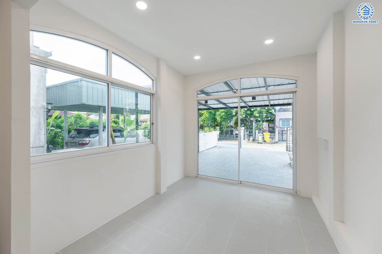 บ้านมือสองตกแต่งใหม่ แบรนด์ Q.House โครงการ วรารมย์ เพชรเกษม69 บนเนื้อที่ 59.9 ตร.ว. พื้นที่ใช้สอยกว้างถึง 196.05 ตร.ม. ฟังก์ชัน 3 ห้องนอน 2 ห้องน้ำ จอดรถได้ 2 คัน บนทำเลศักยภาพ เชื่อมต่อหลายเส้นทาง ใกล้โรงเรียนชั้นนำ กรพิทักษ์ศึกษา, สารสาสน์วิเทศบางบอน  และ รถไฟฟ้าสายสีน้ำเงิน "สถานีหลักสอง"