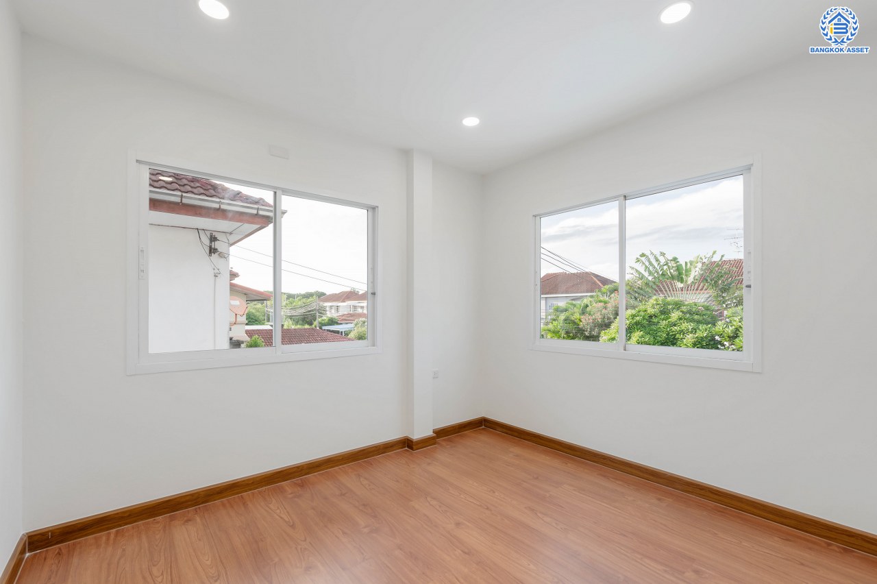 บ้านมือสองตกแต่งใหม่ แบรนด์ Q.House โครงการ วรารมย์ เพชรเกษม69 บนเนื้อที่ 59.9 ตร.ว. พื้นที่ใช้สอยกว้างถึง 196.05 ตร.ม. ฟังก์ชัน 3 ห้องนอน 2 ห้องน้ำ จอดรถได้ 2 คัน บนทำเลศักยภาพ เชื่อมต่อหลายเส้นทาง ใกล้โรงเรียนชั้นนำ กรพิทักษ์ศึกษา, สารสาสน์วิเทศบางบอน  และ รถไฟฟ้าสายสีน้ำเงิน "สถานีหลักสอง"