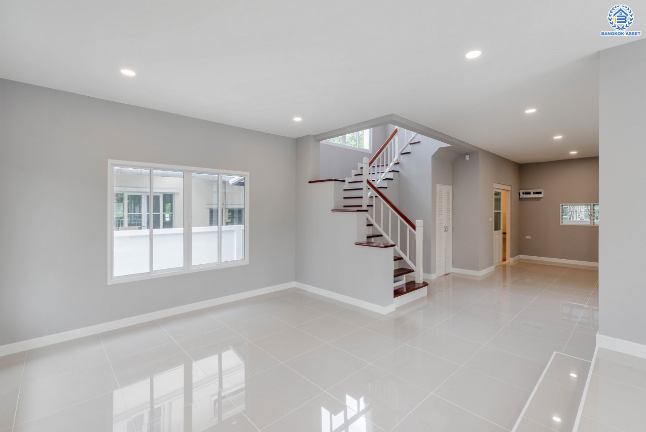 บ้านมือสองตกแต่งใหม่ โครงการ มัณฑนา วัชรพล-รามอินทรา1 เนื้อที่ 105.1 ตร.ว. พื้นที่ใช้สอย 333.84 ตร.ม. ฟังก์ชัน 3 ห้องนอน 3 ห้องน้ำ 1 ห้องแม่บ้าน จอดรถได้ 4 คัน บนทำเลใจกลางเมือง เชื่อมต่อทั้งถนนเกษตร-นวมินทร์, ถนนลาดพร้าว, ถนนรัชโยธินฯ ใกล้ทางด่วนรามอินทรา และรถไฟฟ้าสายสีน้ำตาล "สถานีโรงเรียนสตรีวิทยา2