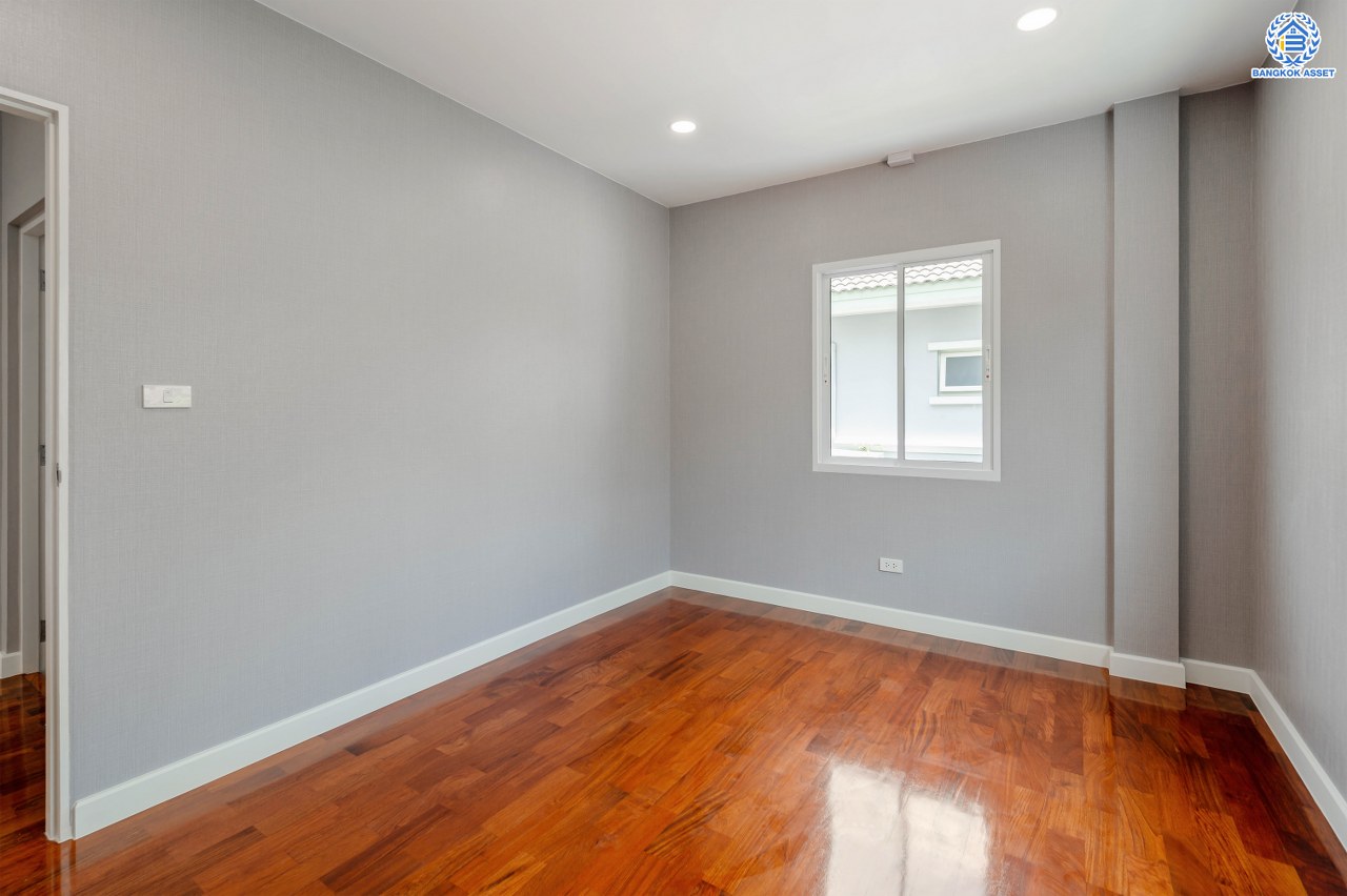 บ้านมือสองตกแต่งใหม่ โครงการ มัณฑนา วัชรพล-รามอินทรา1 เนื้อที่ 105.1 ตร.ว. พื้นที่ใช้สอย 333.84 ตร.ม. ฟังก์ชัน 3 ห้องนอน 3 ห้องน้ำ 1 ห้องแม่บ้าน จอดรถได้ 4 คัน บนทำเลใจกลางเมือง เชื่อมต่อทั้งถนนเกษตร-นวมินทร์, ถนนลาดพร้าว, ถนนรัชโยธินฯ ใกล้ทางด่วนรามอินทรา และรถไฟฟ้าสายสีน้ำตาล "สถานีโรงเรียนสตรีวิทยา2