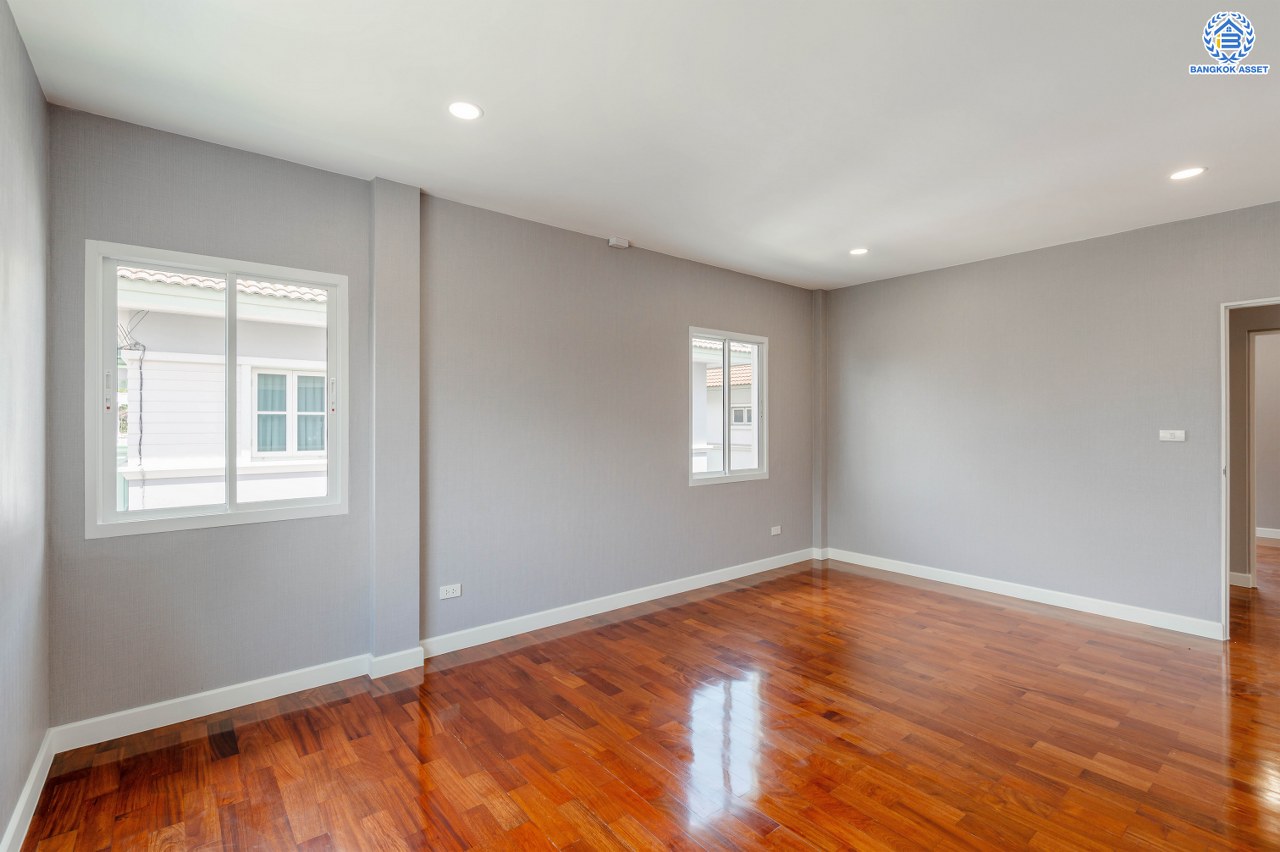 บ้านมือสองตกแต่งใหม่ โครงการ มัณฑนา วัชรพล-รามอินทรา1 เนื้อที่ 105.1 ตร.ว. พื้นที่ใช้สอย 333.84 ตร.ม. ฟังก์ชัน 3 ห้องนอน 3 ห้องน้ำ 1 ห้องแม่บ้าน จอดรถได้ 4 คัน บนทำเลใจกลางเมือง เชื่อมต่อทั้งถนนเกษตร-นวมินทร์, ถนนลาดพร้าว, ถนนรัชโยธินฯ ใกล้ทางด่วนรามอินทรา และรถไฟฟ้าสายสีน้ำตาล "สถานีโรงเรียนสตรีวิทยา2