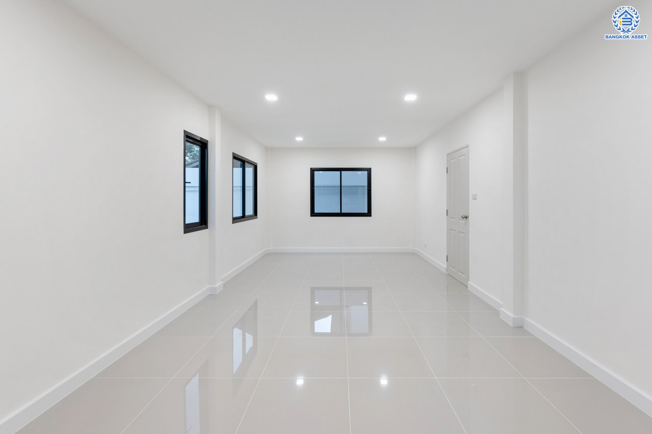 บ้านมือสองตกแต่งใหม่ โครงการ มณียา3 รัตนาธิเบศร์-ท่าอิฐ แบรนด์ Property Perfect บ้านหลังริม หลังใหญ่ เนื้อที่ 95.2 ตร.ว. พื้นที่ใช้สอยกว้างถึง 351.53 ตร.ม. ฟังก์ชัน 4 ห้องนอน 2 ห้องน้ำ 4 ที่จอดรถ บนทำเลเชื่อมต่อถนนรัตนาธิเบศร์ และถนนราชพฤกษ์ ใจกลาง 2 เซ็นทรัลฯ ใกล้ MRT "สถานีบางรักน้อยท่าอิฐ" และทางด่วน "งามวงศ์วาน"