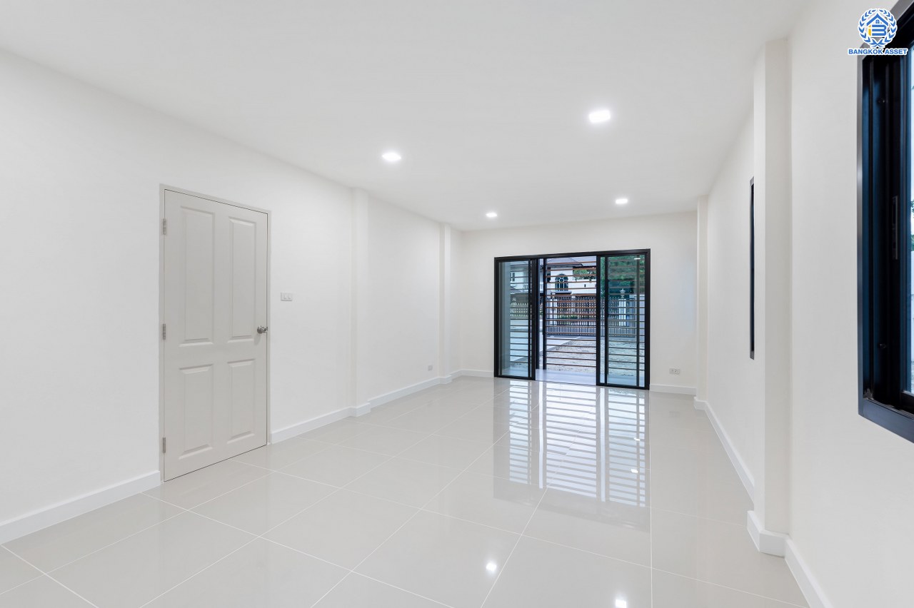 บ้านมือสองตกแต่งใหม่ โครงการ มณียา3 รัตนาธิเบศร์-ท่าอิฐ แบรนด์ Property Perfect บ้านหลังริม หลังใหญ่ เนื้อที่ 95.2 ตร.ว. พื้นที่ใช้สอยกว้างถึง 351.53 ตร.ม. ฟังก์ชัน 4 ห้องนอน 2 ห้องน้ำ 4 ที่จอดรถ บนทำเลเชื่อมต่อถนนรัตนาธิเบศร์ และถนนราชพฤกษ์ ใจกลาง 2 เซ็นทรัลฯ ใกล้ MRT "สถานีบางรักน้อยท่าอิฐ" และทางด่วน "งามวงศ์วาน"