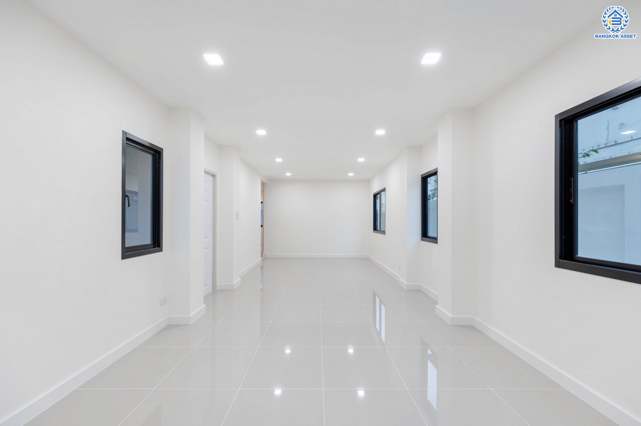 บ้านมือสองตกแต่งใหม่ โครงการ มณียา3 รัตนาธิเบศร์-ท่าอิฐ แบรนด์ Property Perfect บ้านหลังริม หลังใหญ่ เนื้อที่ 95.2 ตร.ว. พื้นที่ใช้สอยกว้างถึง 351.53 ตร.ม. ฟังก์ชัน 4 ห้องนอน 2 ห้องน้ำ 4 ที่จอดรถ บนทำเลเชื่อมต่อถนนรัตนาธิเบศร์ และถนนราชพฤกษ์ ใจกลาง 2 เซ็นทรัลฯ ใกล้ MRT "สถานีบางรักน้อยท่าอิฐ" และทางด่วน "งามวงศ์วาน"