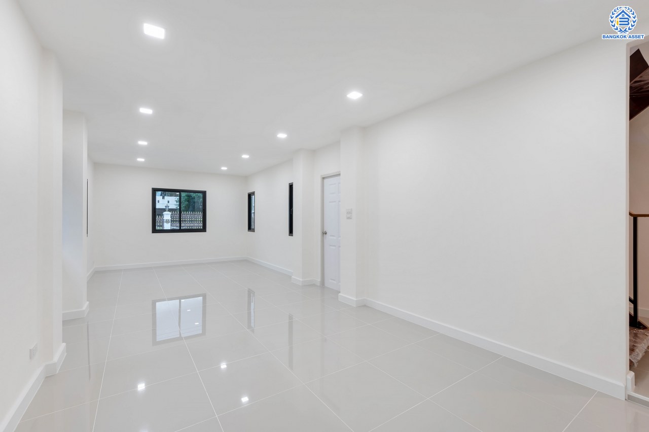 บ้านมือสองตกแต่งใหม่ โครงการ มณียา3 รัตนาธิเบศร์-ท่าอิฐ แบรนด์ Property Perfect บ้านหลังริม หลังใหญ่ เนื้อที่ 95.2 ตร.ว. พื้นที่ใช้สอยกว้างถึง 351.53 ตร.ม. ฟังก์ชัน 4 ห้องนอน 2 ห้องน้ำ 4 ที่จอดรถ บนทำเลเชื่อมต่อถนนรัตนาธิเบศร์ และถนนราชพฤกษ์ ใจกลาง 2 เซ็นทรัลฯ ใกล้ MRT "สถานีบางรักน้อยท่าอิฐ" และทางด่วน "งามวงศ์วาน"