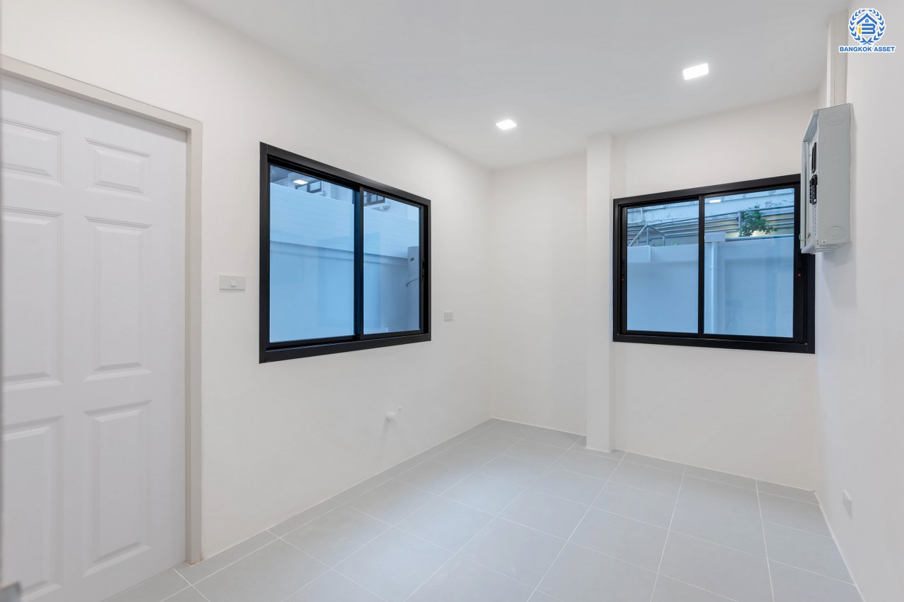 บ้านมือสองตกแต่งใหม่ โครงการ มณียา3 รัตนาธิเบศร์-ท่าอิฐ แบรนด์ Property Perfect บ้านหลังริม หลังใหญ่ เนื้อที่ 95.2 ตร.ว. พื้นที่ใช้สอยกว้างถึง 351.53 ตร.ม. ฟังก์ชัน 4 ห้องนอน 2 ห้องน้ำ 4 ที่จอดรถ บนทำเลเชื่อมต่อถนนรัตนาธิเบศร์ และถนนราชพฤกษ์ ใจกลาง 2 เซ็นทรัลฯ ใกล้ MRT "สถานีบางรักน้อยท่าอิฐ" และทางด่วน "งามวงศ์วาน"