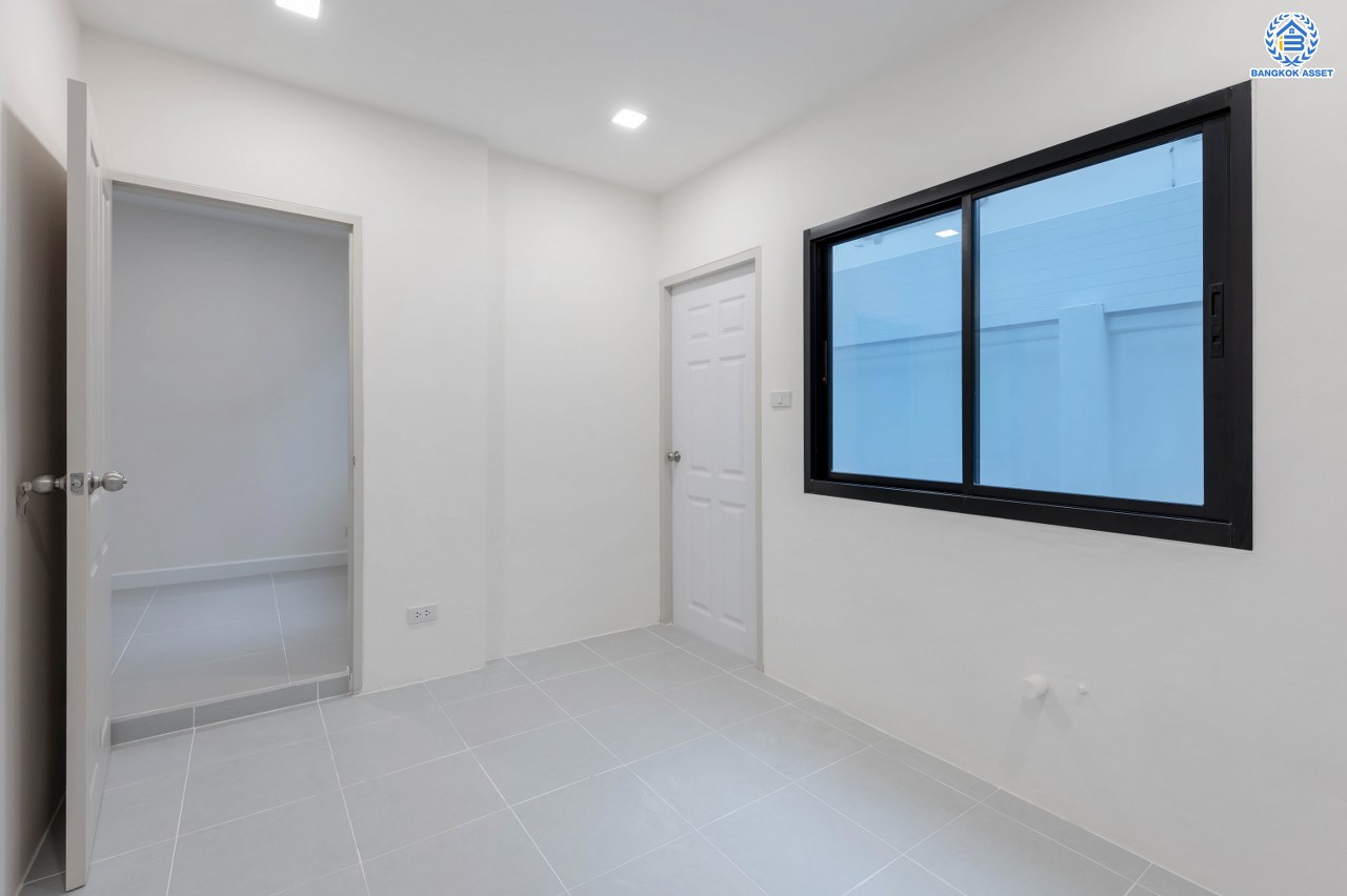 บ้านมือสองตกแต่งใหม่ โครงการ มณียา3 รัตนาธิเบศร์-ท่าอิฐ แบรนด์ Property Perfect บ้านหลังริม หลังใหญ่ เนื้อที่ 95.2 ตร.ว. พื้นที่ใช้สอยกว้างถึง 351.53 ตร.ม. ฟังก์ชัน 4 ห้องนอน 2 ห้องน้ำ 4 ที่จอดรถ บนทำเลเชื่อมต่อถนนรัตนาธิเบศร์ และถนนราชพฤกษ์ ใจกลาง 2 เซ็นทรัลฯ ใกล้ MRT "สถานีบางรักน้อยท่าอิฐ" และทางด่วน "งามวงศ์วาน"