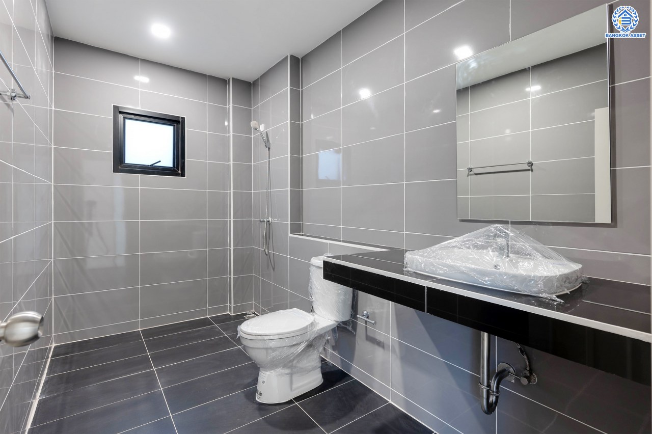 บ้านมือสองตกแต่งใหม่ โครงการ มณียา3 รัตนาธิเบศร์-ท่าอิฐ แบรนด์ Property Perfect บ้านหลังริม หลังใหญ่ เนื้อที่ 95.2 ตร.ว. พื้นที่ใช้สอยกว้างถึง 351.53 ตร.ม. ฟังก์ชัน 4 ห้องนอน 2 ห้องน้ำ 4 ที่จอดรถ บนทำเลเชื่อมต่อถนนรัตนาธิเบศร์ และถนนราชพฤกษ์ ใจกลาง 2 เซ็นทรัลฯ ใกล้ MRT "สถานีบางรักน้อยท่าอิฐ" และทางด่วน "งามวงศ์วาน"