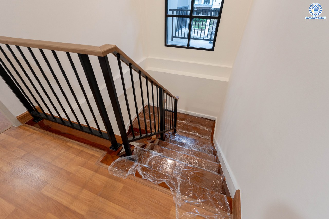 บ้านมือสองตกแต่งใหม่ โครงการ มณียา3 รัตนาธิเบศร์-ท่าอิฐ แบรนด์ Property Perfect บ้านหลังริม หลังใหญ่ เนื้อที่ 95.2 ตร.ว. พื้นที่ใช้สอยกว้างถึง 351.53 ตร.ม. ฟังก์ชัน 4 ห้องนอน 2 ห้องน้ำ 4 ที่จอดรถ บนทำเลเชื่อมต่อถนนรัตนาธิเบศร์ และถนนราชพฤกษ์ ใจกลาง 2 เซ็นทรัลฯ ใกล้ MRT "สถานีบางรักน้อยท่าอิฐ" และทางด่วน "งามวงศ์วาน"