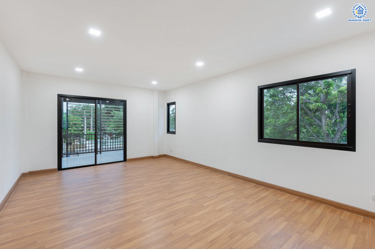 บ้านมือสองตกแต่งใหม่ โครงการ มณียา3 รัตนาธิเบศร์-ท่าอิฐ แบรนด์ Property Perfect บ้านหลังริม หลังใหญ่ เนื้อที่ 95.2 ตร.ว. พื้นที่ใช้สอยกว้างถึง 351.53 ตร.ม. ฟังก์ชัน 4 ห้องนอน 2 ห้องน้ำ 4 ที่จอดรถ บนทำเลเชื่อมต่อถนนรัตนาธิเบศร์ และถนนราชพฤกษ์ ใจกลาง 2 เซ็นทรัลฯ ใกล้ MRT "สถานีบางรักน้อยท่าอิฐ" และทางด่วน "งามวงศ์วาน"