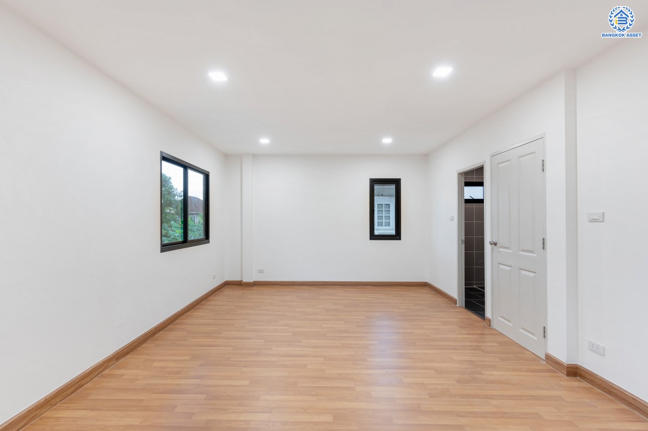 บ้านมือสองตกแต่งใหม่ โครงการ มณียา3 รัตนาธิเบศร์-ท่าอิฐ แบรนด์ Property Perfect บ้านหลังริม หลังใหญ่ เนื้อที่ 95.2 ตร.ว. พื้นที่ใช้สอยกว้างถึง 351.53 ตร.ม. ฟังก์ชัน 4 ห้องนอน 2 ห้องน้ำ 4 ที่จอดรถ บนทำเลเชื่อมต่อถนนรัตนาธิเบศร์ และถนนราชพฤกษ์ ใจกลาง 2 เซ็นทรัลฯ ใกล้ MRT "สถานีบางรักน้อยท่าอิฐ" และทางด่วน "งามวงศ์วาน"