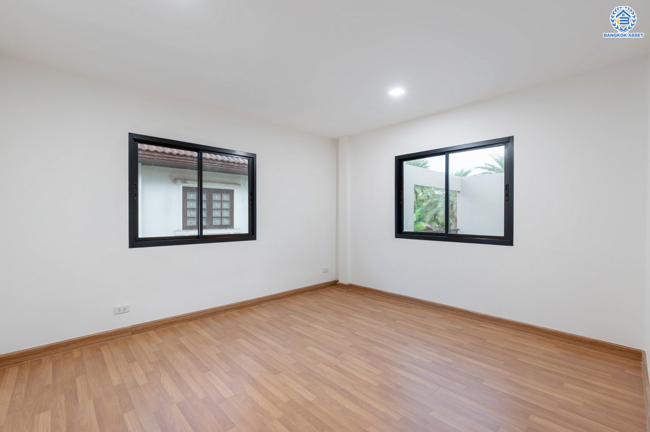 บ้านมือสองตกแต่งใหม่ โครงการ มณียา3 รัตนาธิเบศร์-ท่าอิฐ แบรนด์ Property Perfect บ้านหลังริม หลังใหญ่ เนื้อที่ 95.2 ตร.ว. พื้นที่ใช้สอยกว้างถึง 351.53 ตร.ม. ฟังก์ชัน 4 ห้องนอน 2 ห้องน้ำ 4 ที่จอดรถ บนทำเลเชื่อมต่อถนนรัตนาธิเบศร์ และถนนราชพฤกษ์ ใจกลาง 2 เซ็นทรัลฯ ใกล้ MRT "สถานีบางรักน้อยท่าอิฐ" และทางด่วน "งามวงศ์วาน"