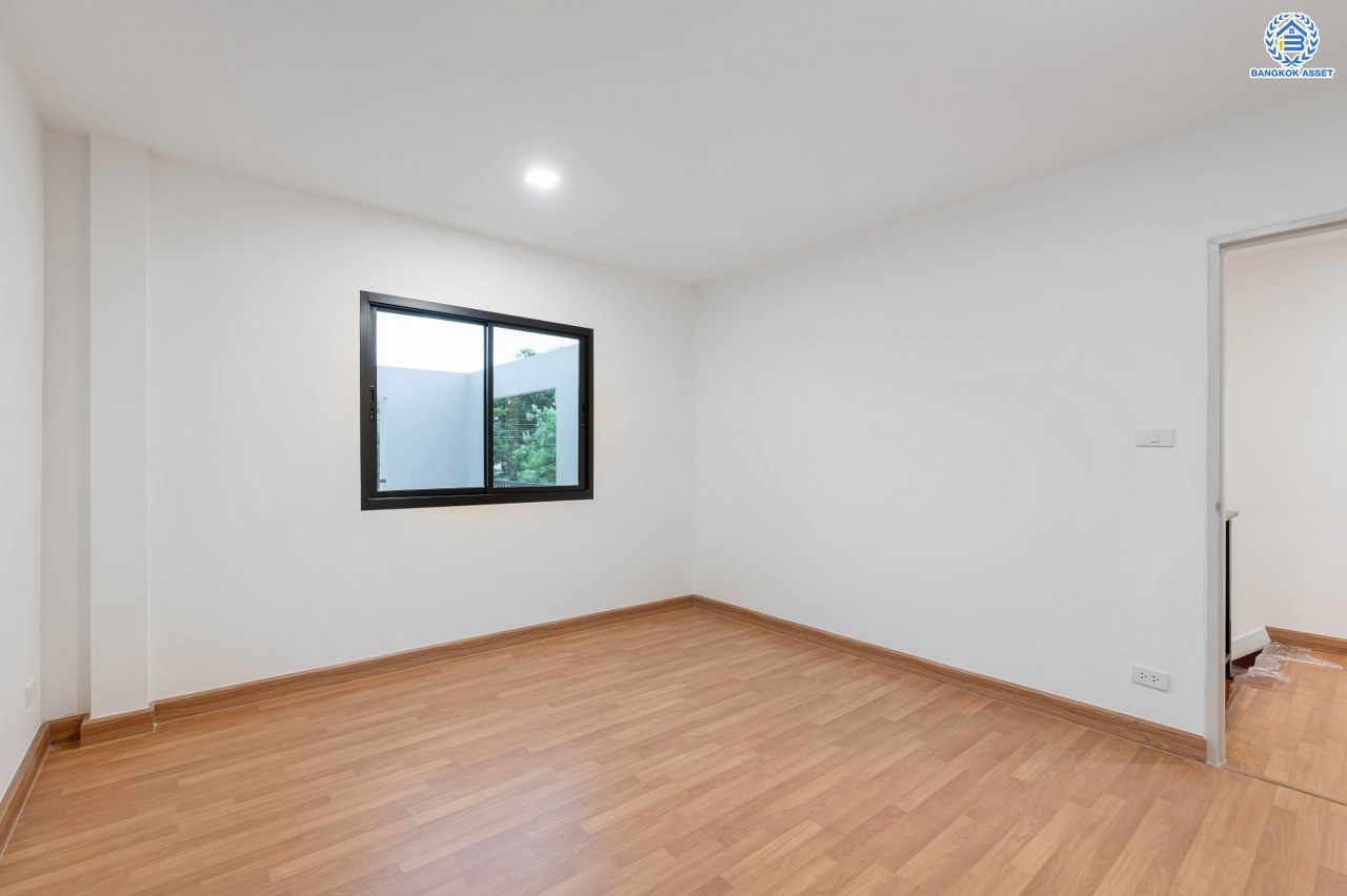 บ้านมือสองตกแต่งใหม่ โครงการ มณียา3 รัตนาธิเบศร์-ท่าอิฐ แบรนด์ Property Perfect บ้านหลังริม หลังใหญ่ เนื้อที่ 95.2 ตร.ว. พื้นที่ใช้สอยกว้างถึง 351.53 ตร.ม. ฟังก์ชัน 4 ห้องนอน 2 ห้องน้ำ 4 ที่จอดรถ บนทำเลเชื่อมต่อถนนรัตนาธิเบศร์ และถนนราชพฤกษ์ ใจกลาง 2 เซ็นทรัลฯ ใกล้ MRT "สถานีบางรักน้อยท่าอิฐ" และทางด่วน "งามวงศ์วาน"