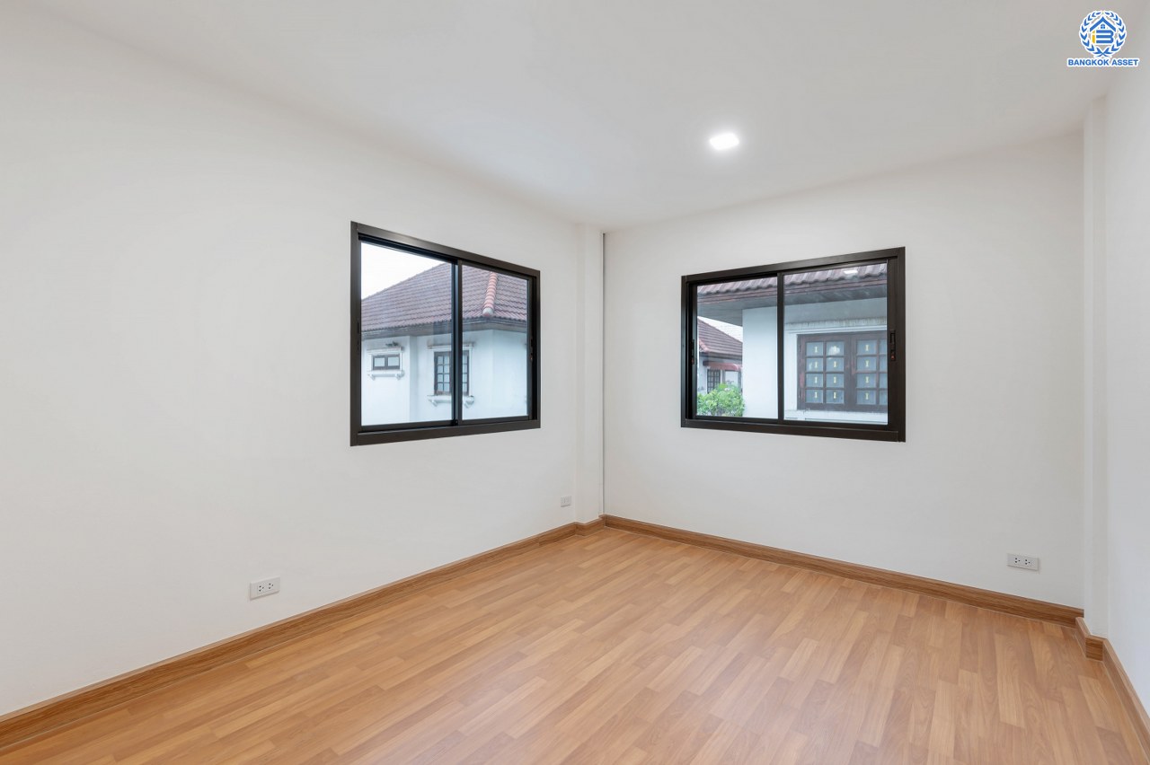 บ้านมือสองตกแต่งใหม่ โครงการ มณียา3 รัตนาธิเบศร์-ท่าอิฐ แบรนด์ Property Perfect บ้านหลังริม หลังใหญ่ เนื้อที่ 95.2 ตร.ว. พื้นที่ใช้สอยกว้างถึง 351.53 ตร.ม. ฟังก์ชัน 4 ห้องนอน 2 ห้องน้ำ 4 ที่จอดรถ บนทำเลเชื่อมต่อถนนรัตนาธิเบศร์ และถนนราชพฤกษ์ ใจกลาง 2 เซ็นทรัลฯ ใกล้ MRT "สถานีบางรักน้อยท่าอิฐ" และทางด่วน "งามวงศ์วาน"