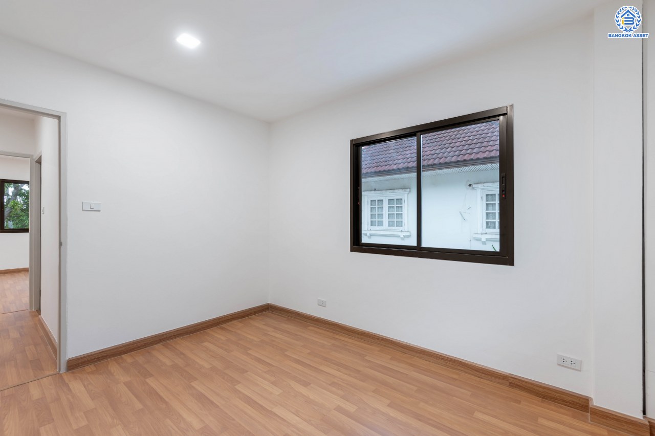 บ้านมือสองตกแต่งใหม่ โครงการ มณียา3 รัตนาธิเบศร์-ท่าอิฐ แบรนด์ Property Perfect บ้านหลังริม หลังใหญ่ เนื้อที่ 95.2 ตร.ว. พื้นที่ใช้สอยกว้างถึง 351.53 ตร.ม. ฟังก์ชัน 4 ห้องนอน 2 ห้องน้ำ 4 ที่จอดรถ บนทำเลเชื่อมต่อถนนรัตนาธิเบศร์ และถนนราชพฤกษ์ ใจกลาง 2 เซ็นทรัลฯ ใกล้ MRT "สถานีบางรักน้อยท่าอิฐ" และทางด่วน "งามวงศ์วาน"