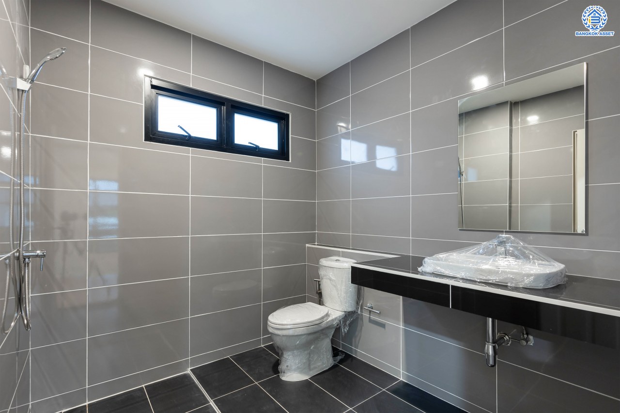 บ้านมือสองตกแต่งใหม่ โครงการ มณียา3 รัตนาธิเบศร์-ท่าอิฐ แบรนด์ Property Perfect บ้านหลังริม หลังใหญ่ เนื้อที่ 95.2 ตร.ว. พื้นที่ใช้สอยกว้างถึง 351.53 ตร.ม. ฟังก์ชัน 4 ห้องนอน 2 ห้องน้ำ 4 ที่จอดรถ บนทำเลเชื่อมต่อถนนรัตนาธิเบศร์ และถนนราชพฤกษ์ ใจกลาง 2 เซ็นทรัลฯ ใกล้ MRT "สถานีบางรักน้อยท่าอิฐ" และทางด่วน "งามวงศ์วาน"