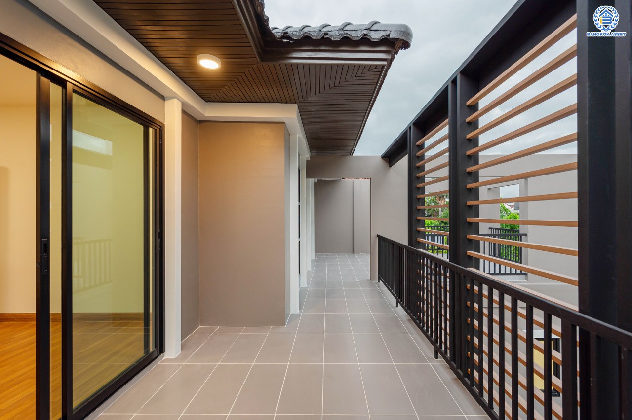 บ้านมือสองตกแต่งใหม่ โครงการ มณียา3 รัตนาธิเบศร์-ท่าอิฐ แบรนด์ Property Perfect บ้านหลังริม หลังใหญ่ เนื้อที่ 95.2 ตร.ว. พื้นที่ใช้สอยกว้างถึง 351.53 ตร.ม. ฟังก์ชัน 4 ห้องนอน 2 ห้องน้ำ 4 ที่จอดรถ บนทำเลเชื่อมต่อถนนรัตนาธิเบศร์ และถนนราชพฤกษ์ ใจกลาง 2 เซ็นทรัลฯ ใกล้ MRT "สถานีบางรักน้อยท่าอิฐ" และทางด่วน "งามวงศ์วาน"